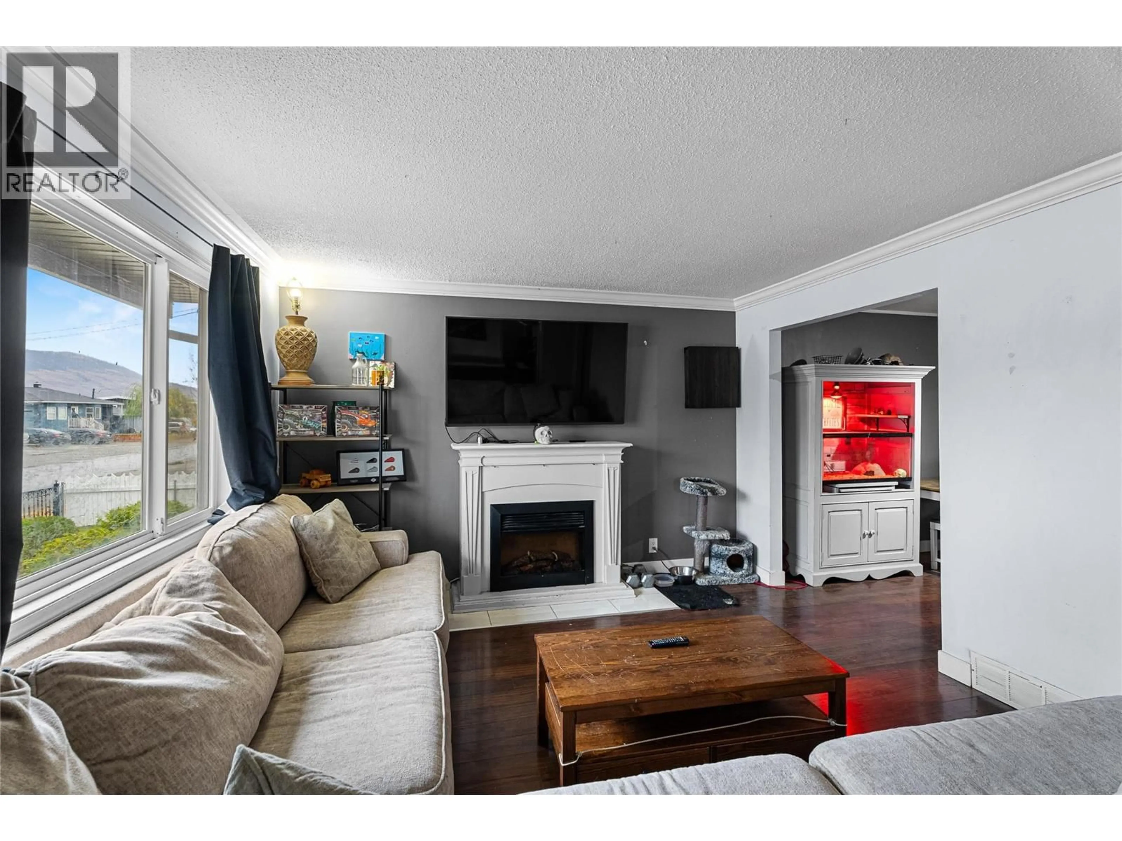 Living room with furniture, wood/laminate floor for 1153 LETHBRIDGE AVENUE, Kamloops British Columbia V2B1Y3
