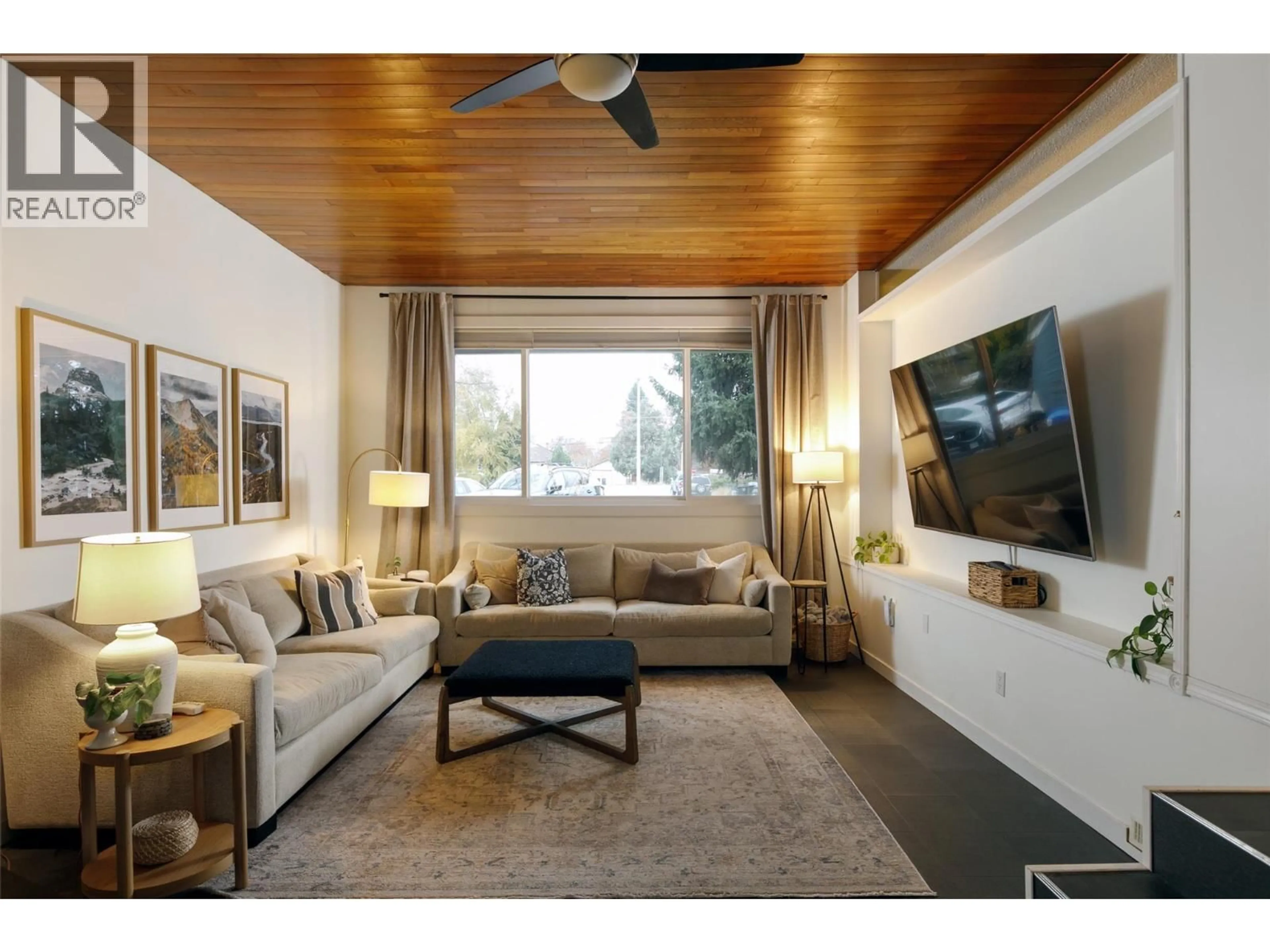 Living room with furniture, wood/laminate floor for 420 MUGFORD COURT, Kelowna British Columbia V1X5N4