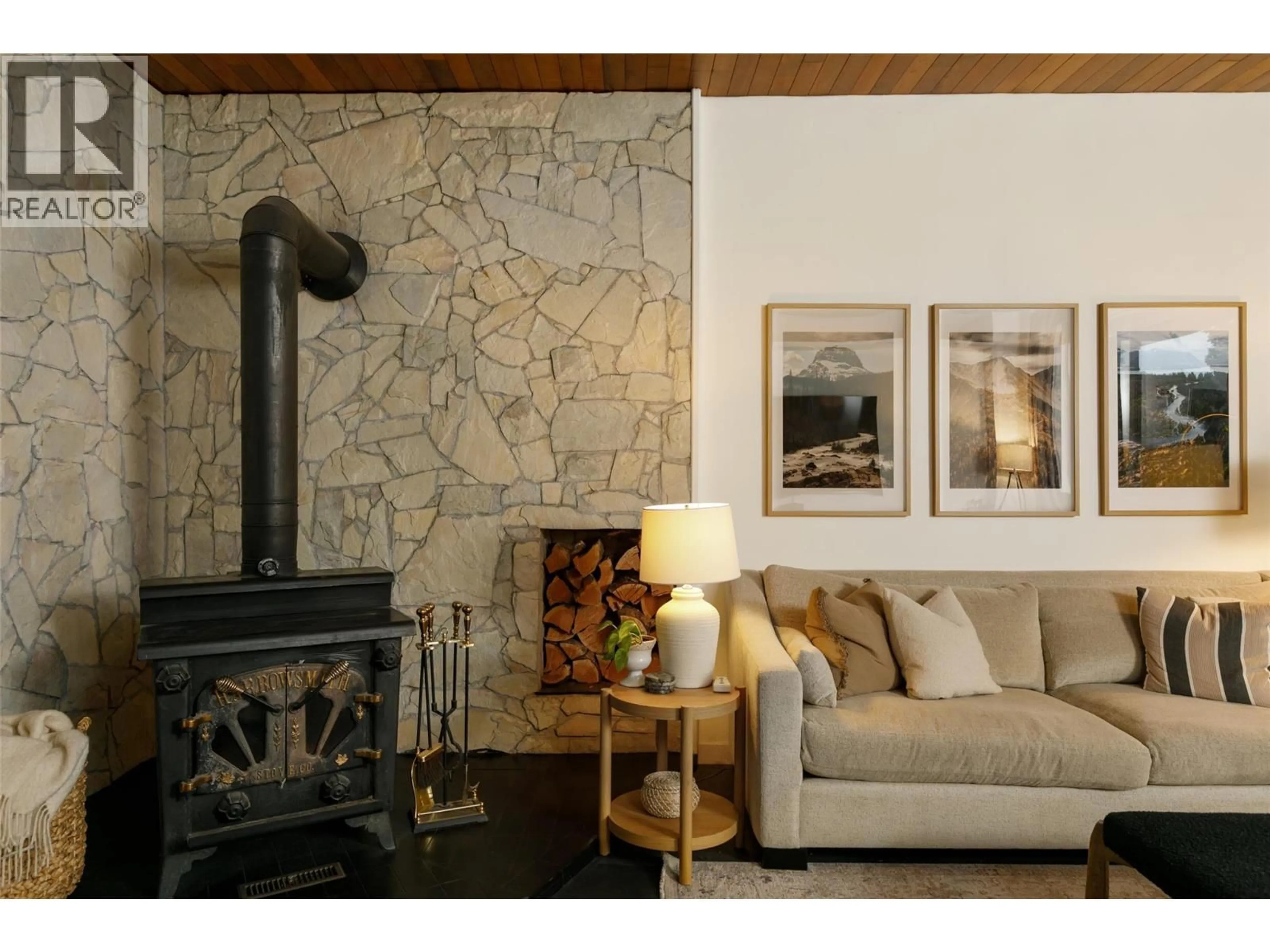 Living room with furniture, unknown for 420 MUGFORD COURT, Kelowna British Columbia V1X5N4