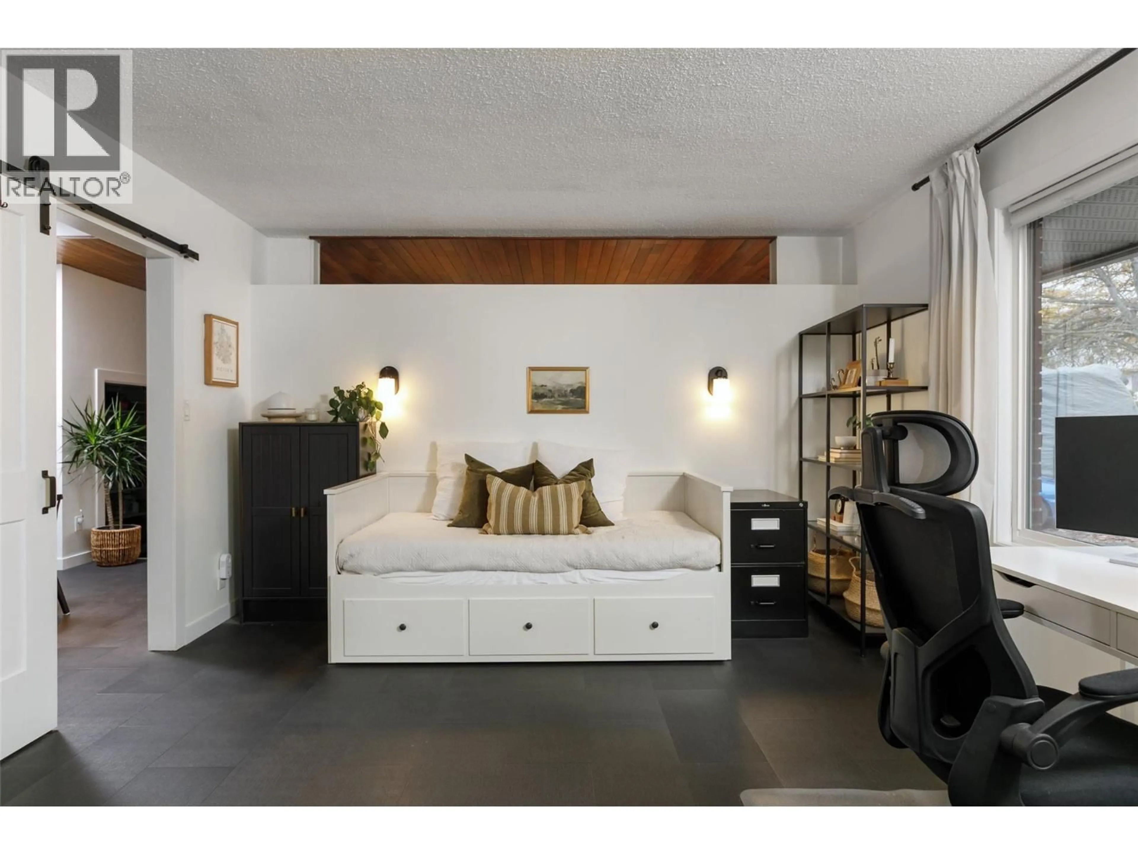 Bedroom with bed, unknown for 420 MUGFORD COURT, Kelowna British Columbia V1X5N4