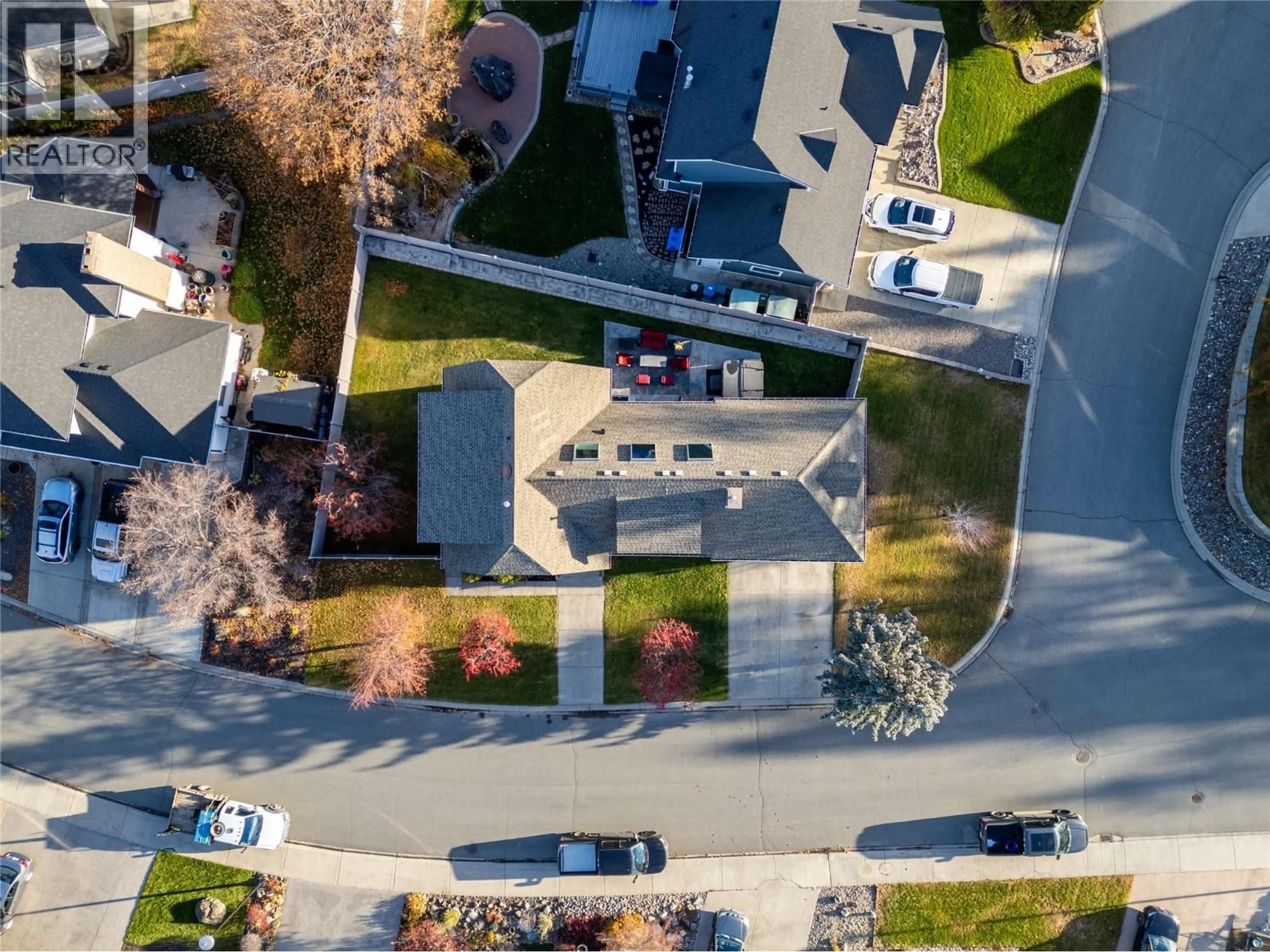 A pic from outside/outdoor area/front of a property/back of a property/a pic from drone, street for 1915 GLEN GARY DRIVE, Kamloops British Columbia V2E1P5