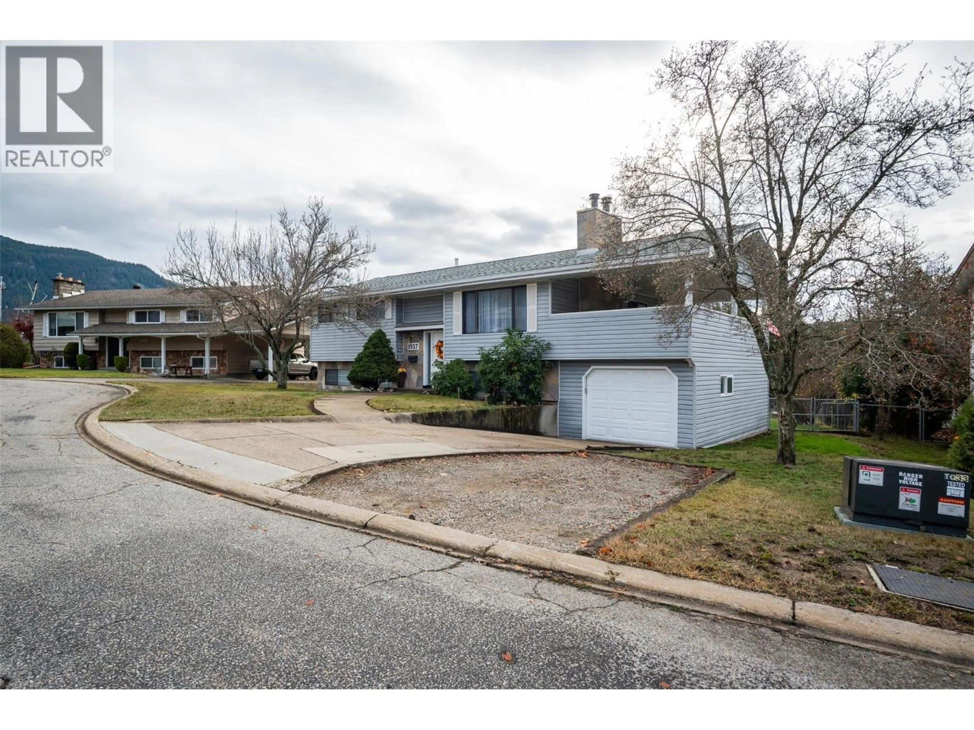 A pic from outside/outdoor area/front of a property/back of a property/a pic from drone, street for 1937 RIVERSIDE CRESCENT, Castlegar British Columbia V1N3W5