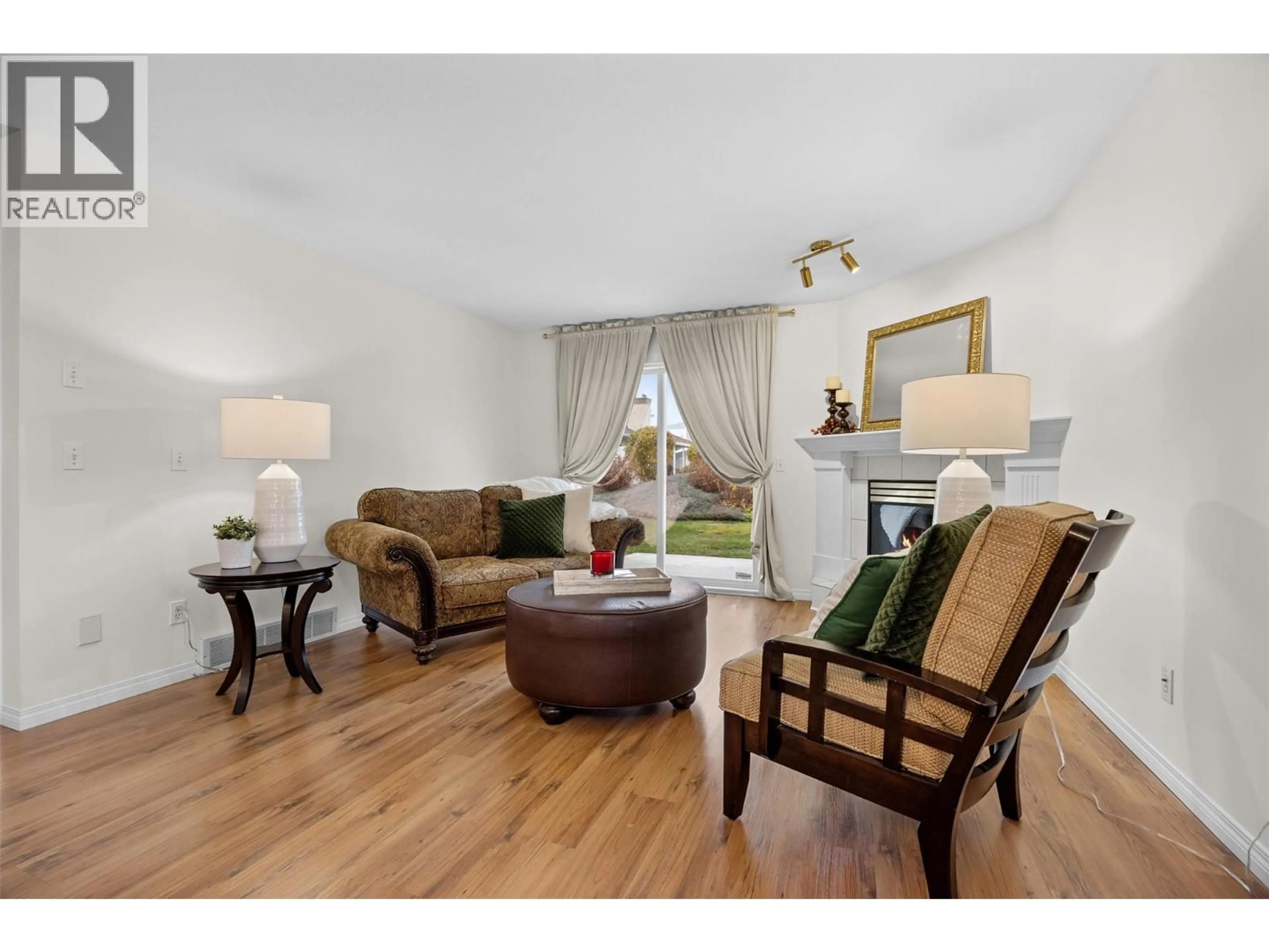 Living room with furniture, wood/laminate floor for 18 - 1874 PARKVIEW CRESCENT, Kelowna British Columbia V1X7G6