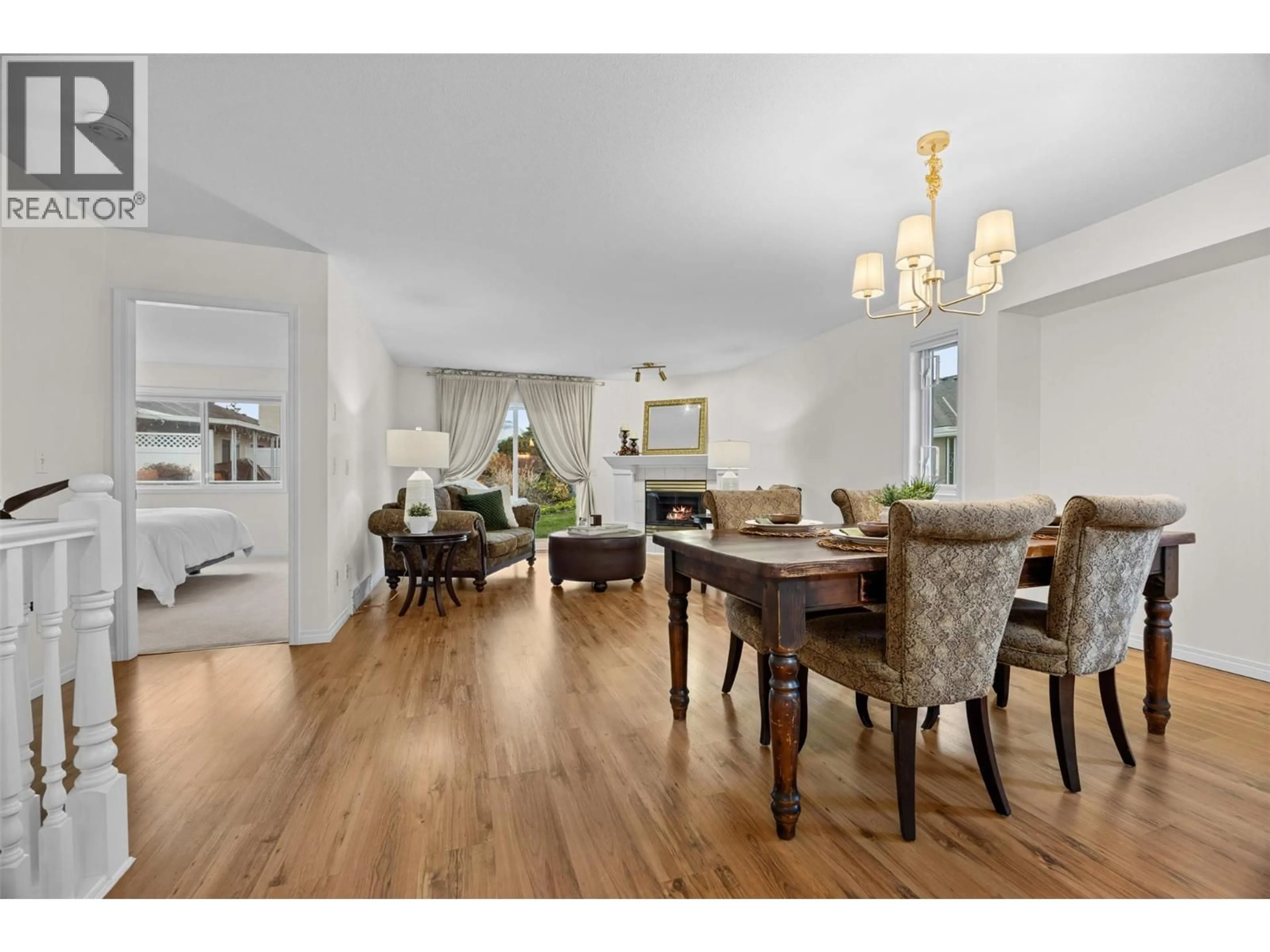 Dining room, wood/laminate floor for 18 - 1874 PARKVIEW CRESCENT, Kelowna British Columbia V1X7G6