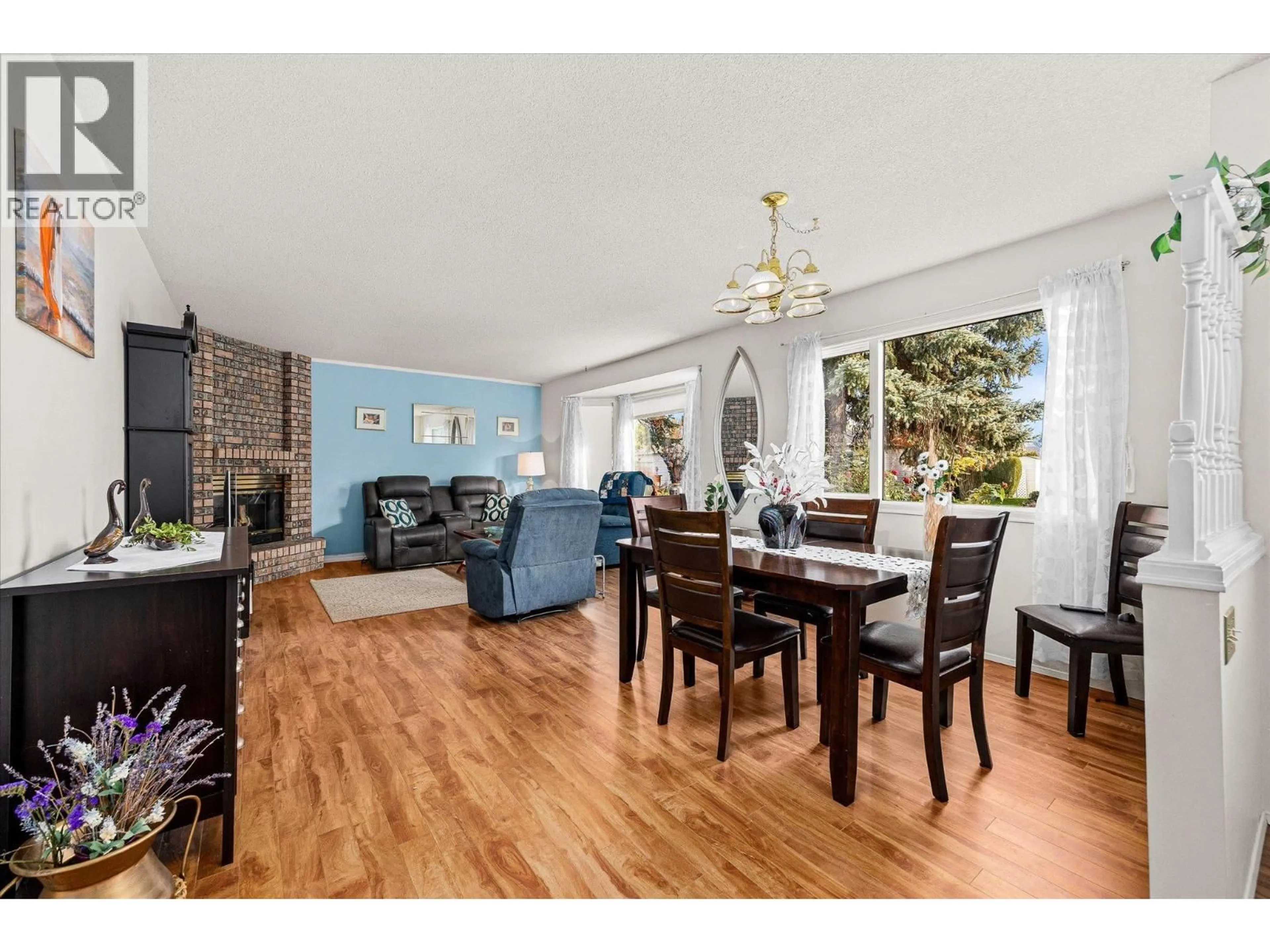 Dining room, wood/laminate floor for 578 - 1255 RAYMER AVENUE, Kelowna British Columbia V1W3S3