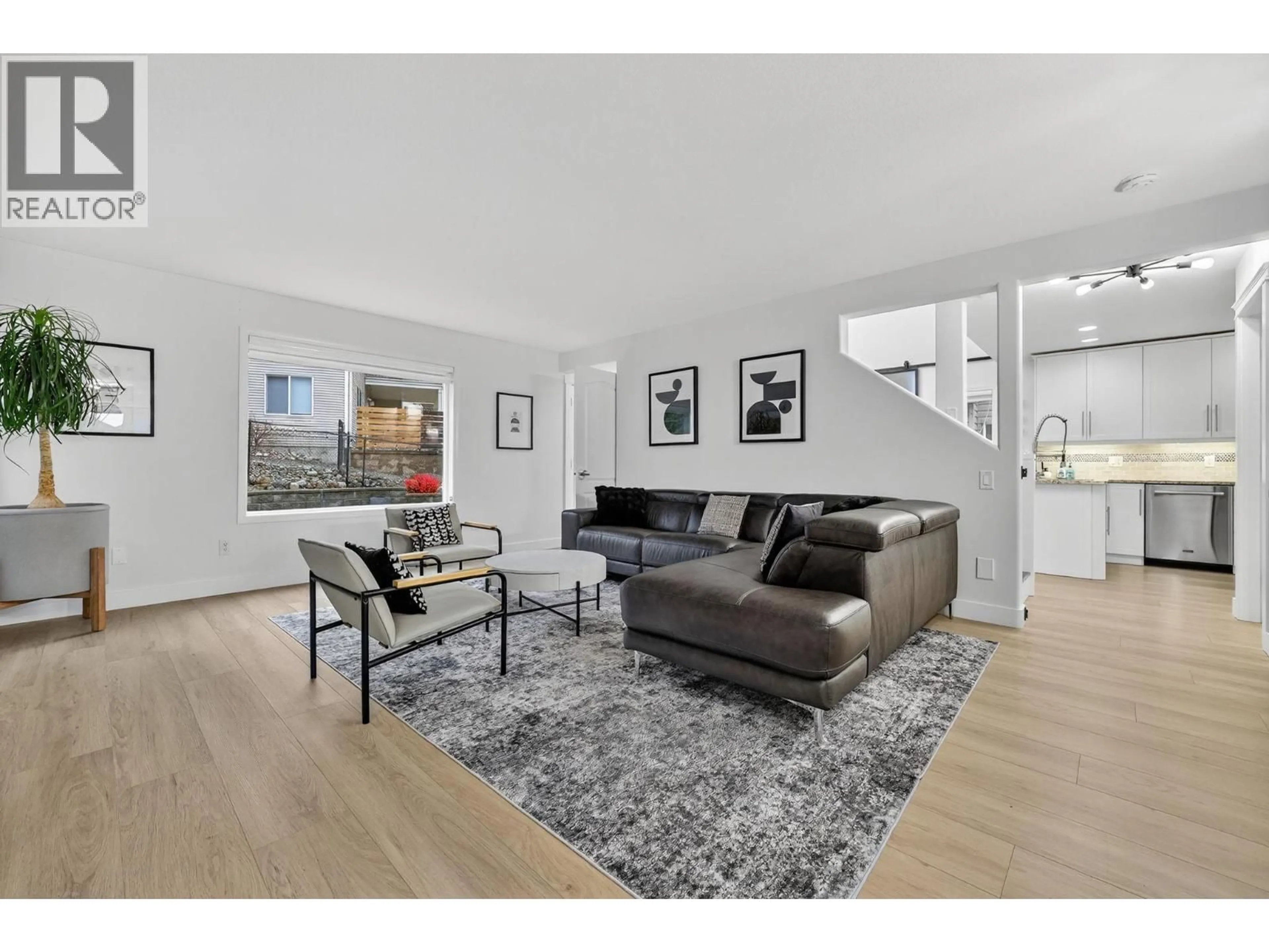 Living room with furniture, unknown for 667 SOUTH CREST DRIVE, Kelowna British Columbia V1W4W6