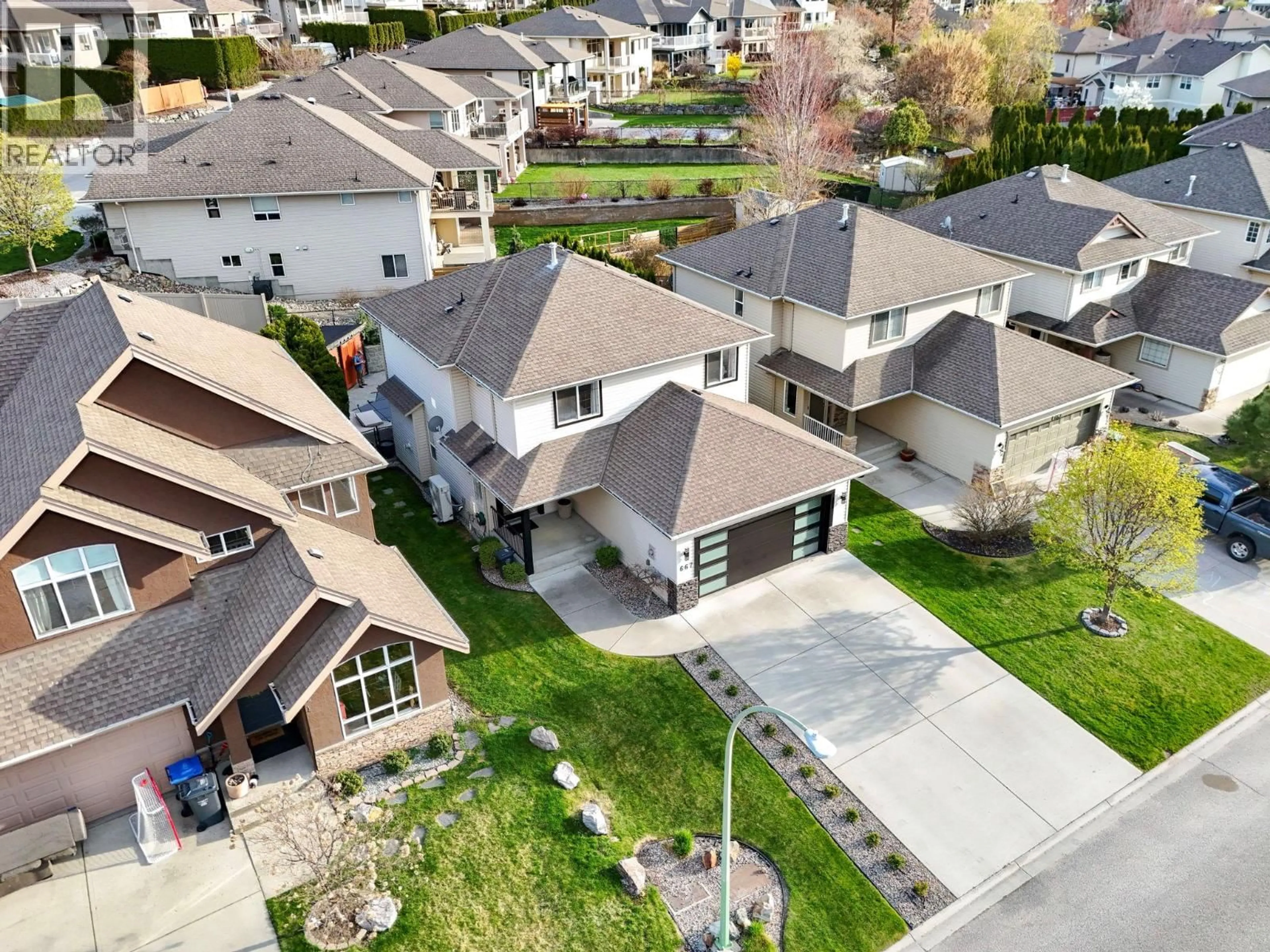 A pic from outside/outdoor area/front of a property/back of a property/a pic from drone, street for 667 SOUTH CREST DRIVE, Kelowna British Columbia V1W4W6