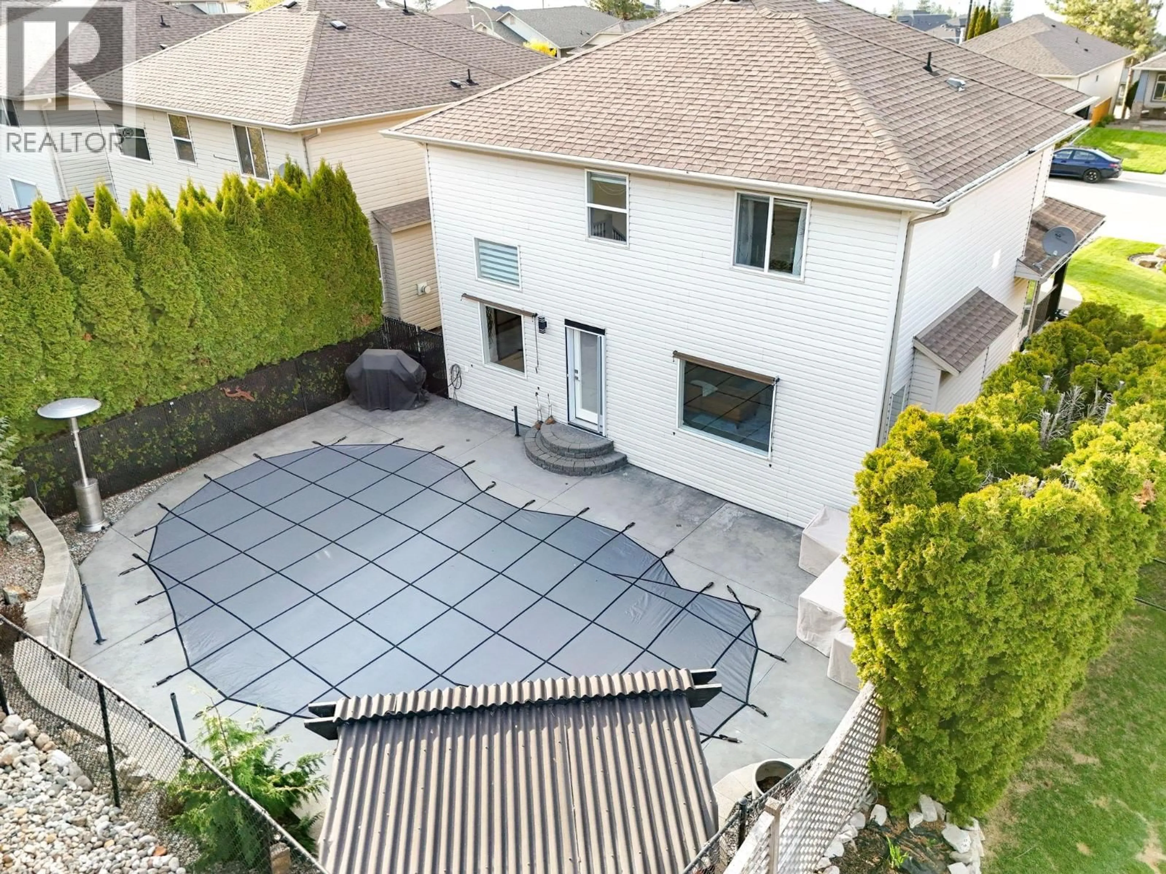 A pic from outside/outdoor area/front of a property/back of a property/a pic from drone, street for 667 SOUTH CREST DRIVE, Kelowna British Columbia V1W4W6