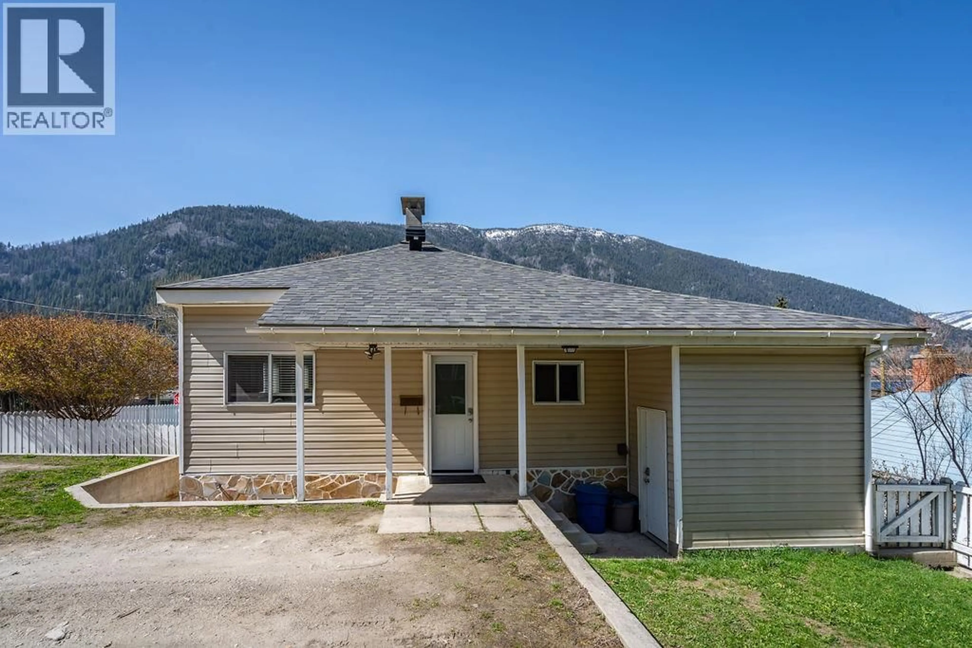A pic from outside/outdoor area/front of a property/back of a property/a pic from drone, mountain view for 1200 FRONT STREET, Nelson British Columbia V1L4C4