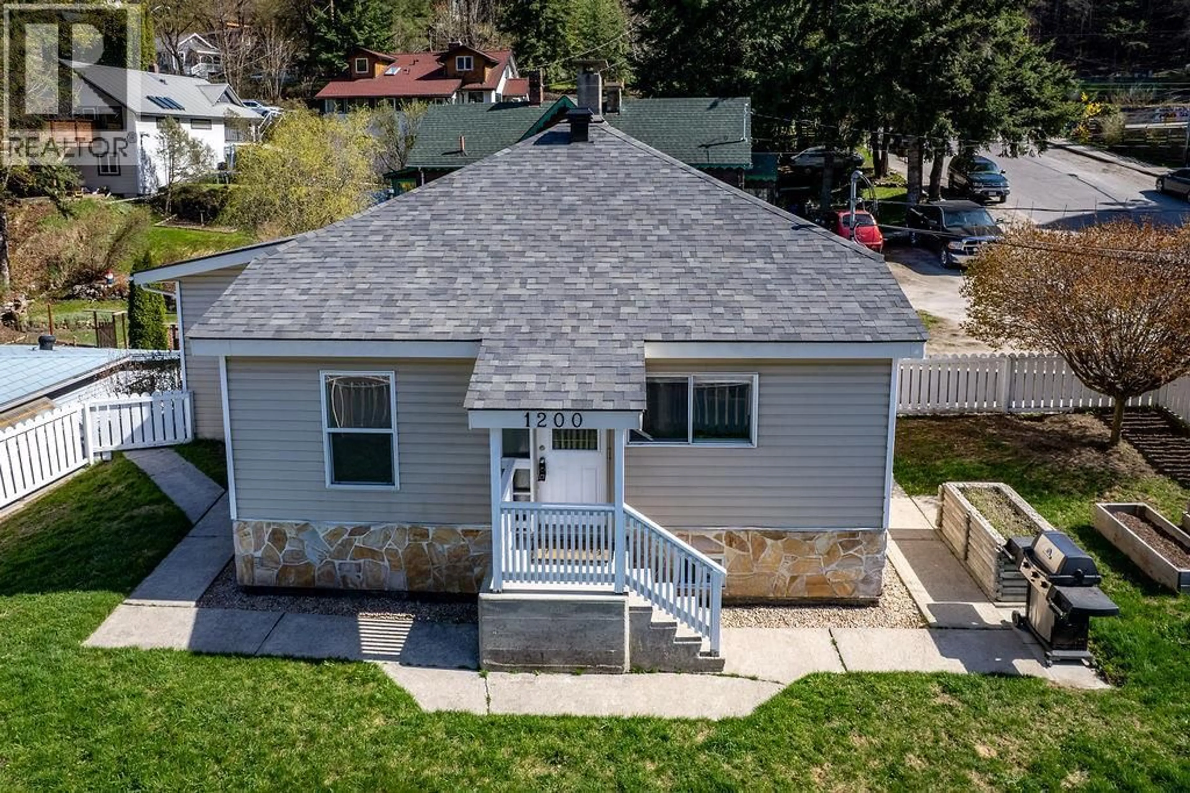 A pic from outside/outdoor area/front of a property/back of a property/a pic from drone, street for 1200 FRONT STREET, Nelson British Columbia V1L4C4