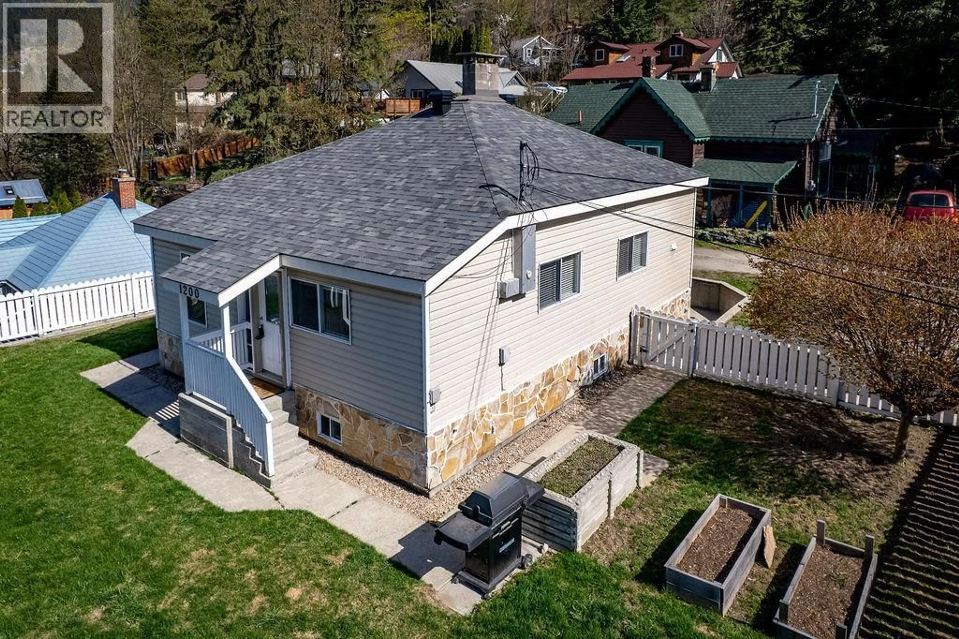 A pic from outside/outdoor area/front of a property/back of a property/a pic from drone, unknown for 1200 FRONT STREET, Nelson British Columbia V1L4C4