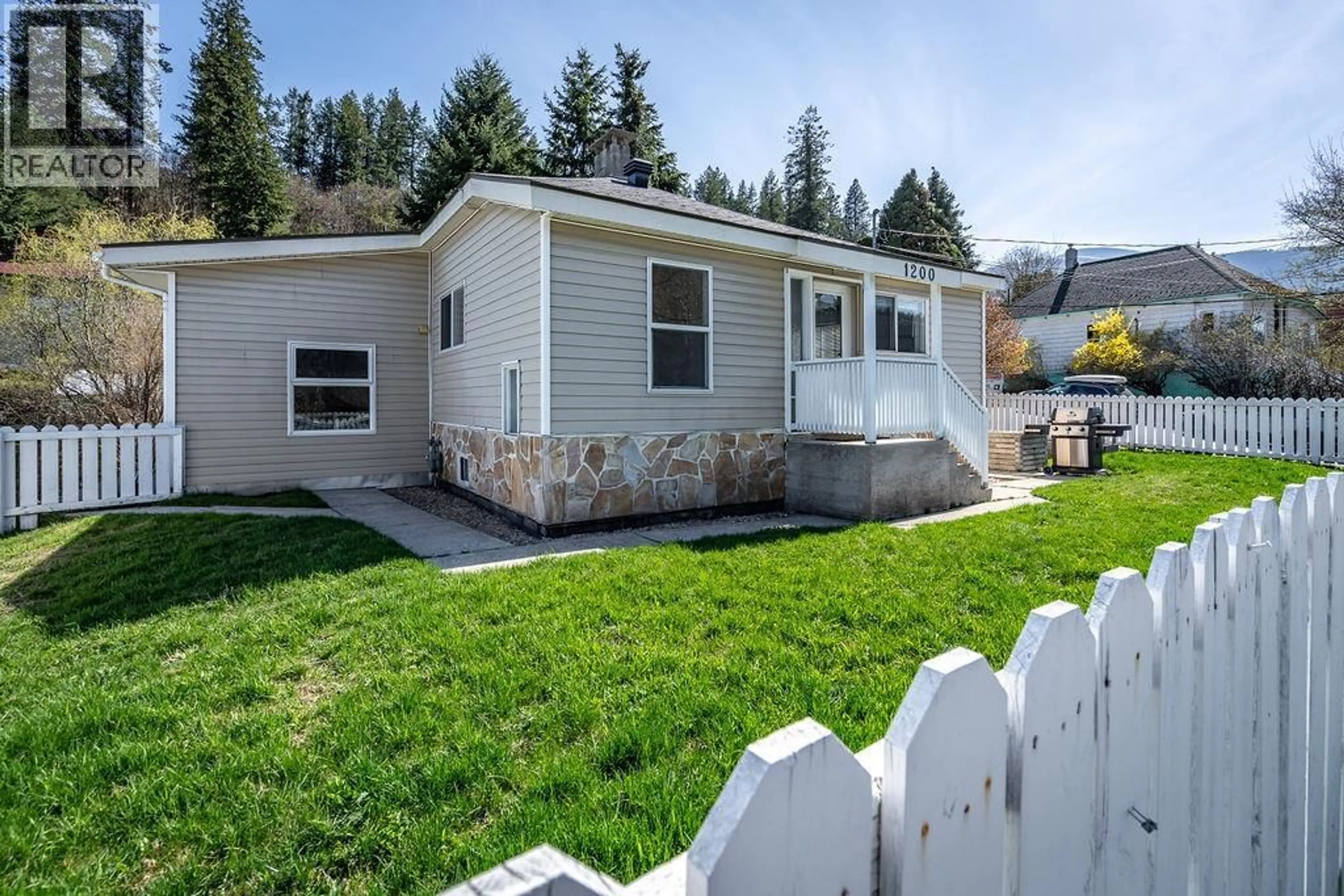 Home with vinyl exterior material, street for 1200 FRONT STREET, Nelson British Columbia V1L4C4