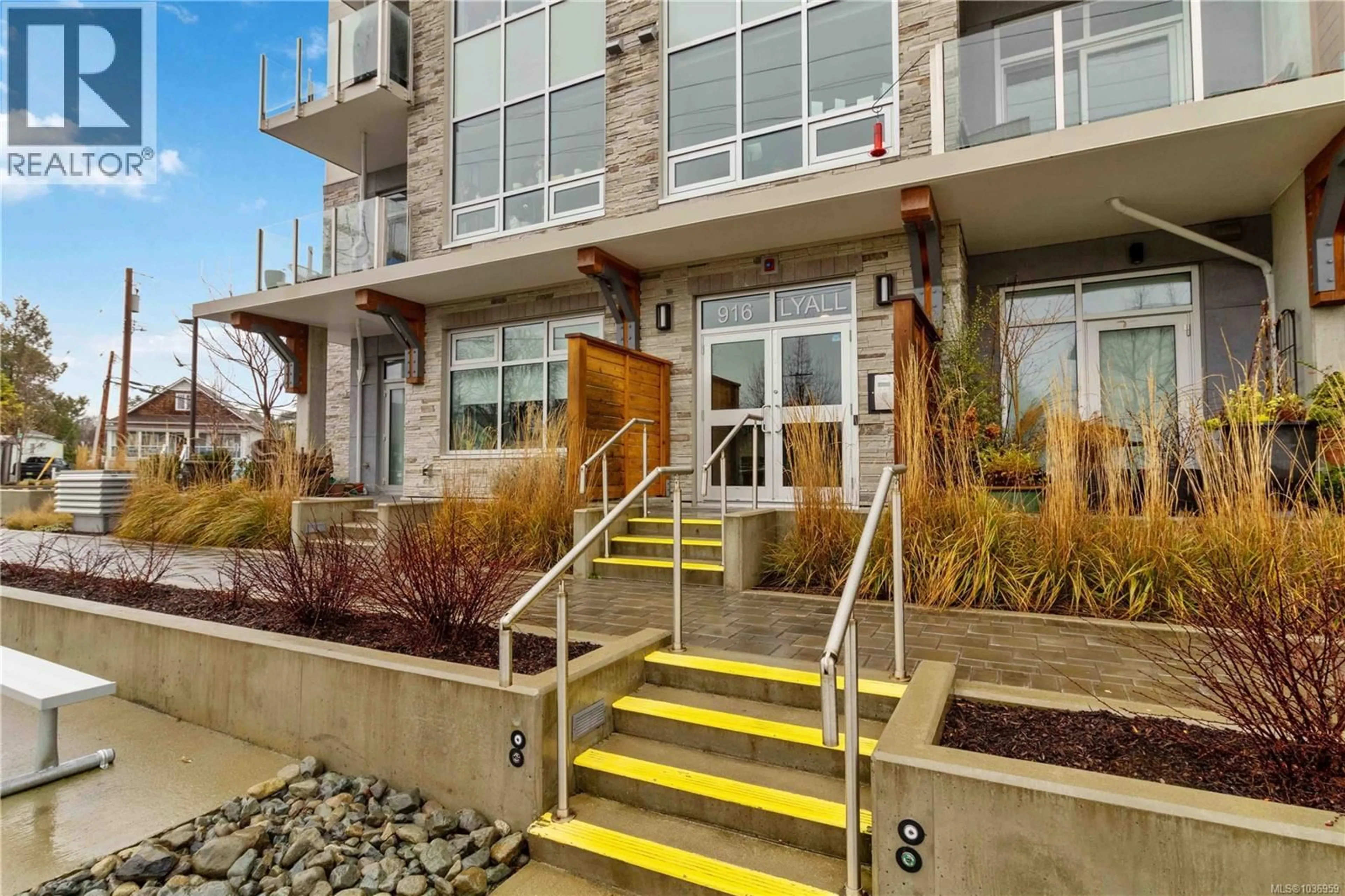 Unknown for 204 - 916 LYALL STREET, Esquimalt British Columbia V9A5E6