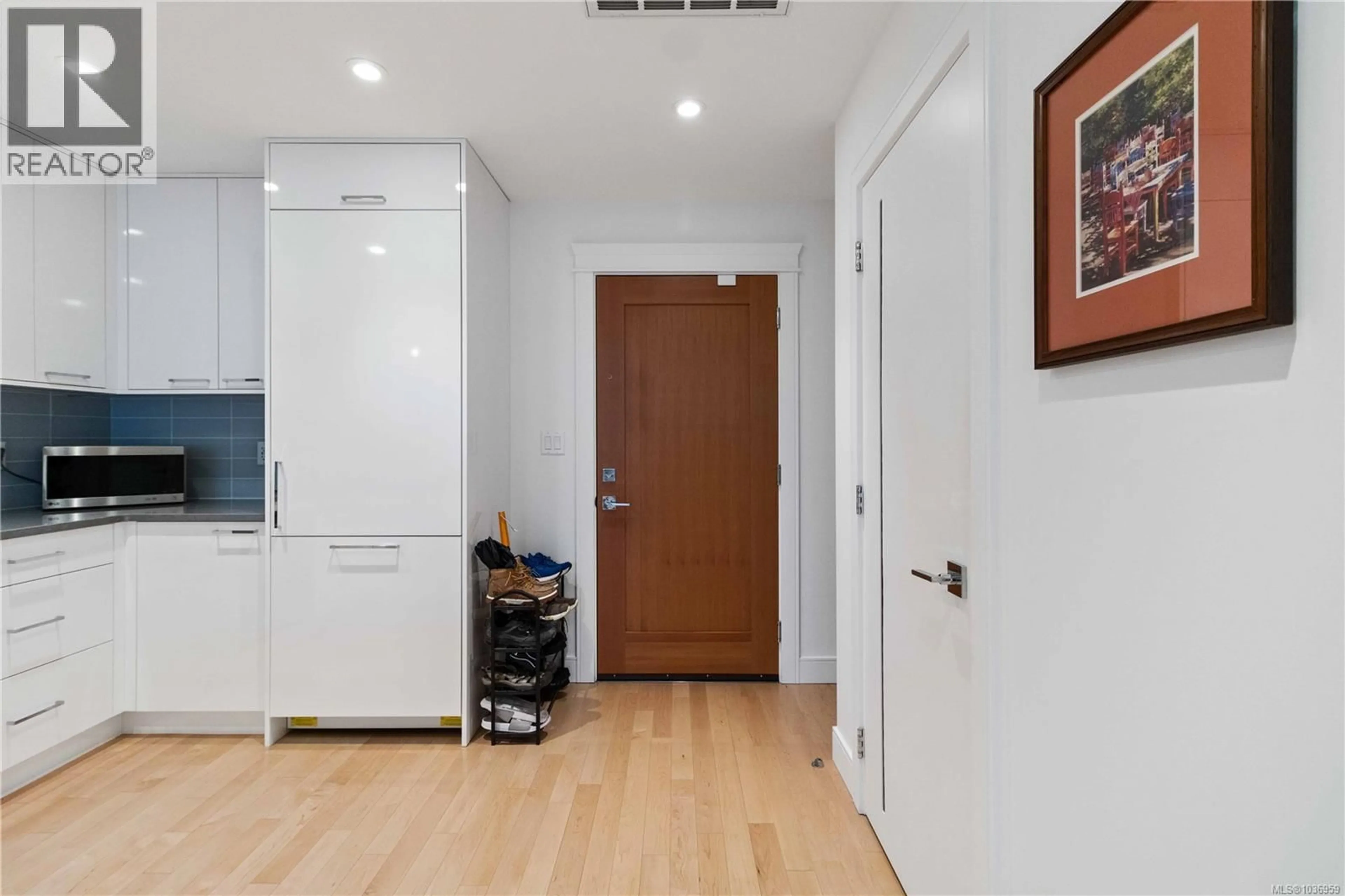 Indoor entryway for 204 - 916 LYALL STREET, Esquimalt British Columbia V9A5E6