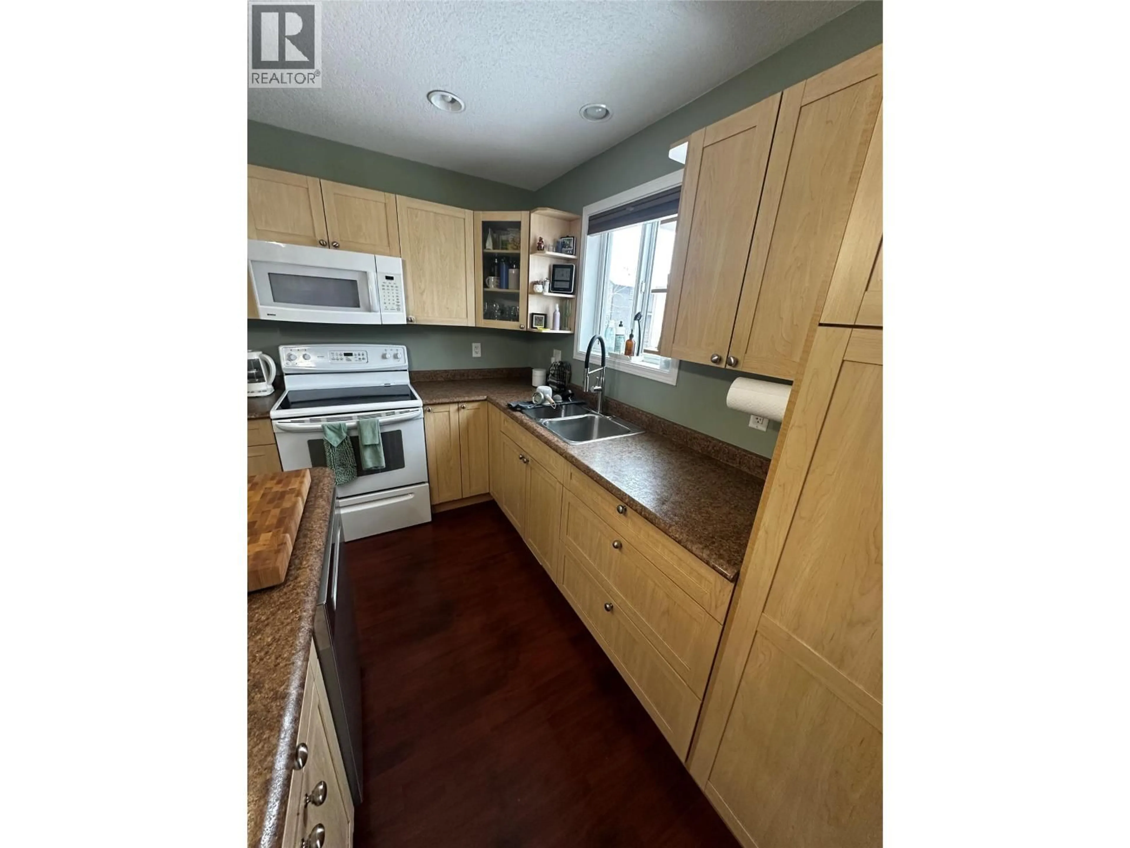 Standard kitchen, unknown for 5213 40 ST NE STREET, Chetwynd British Columbia V0C1J0