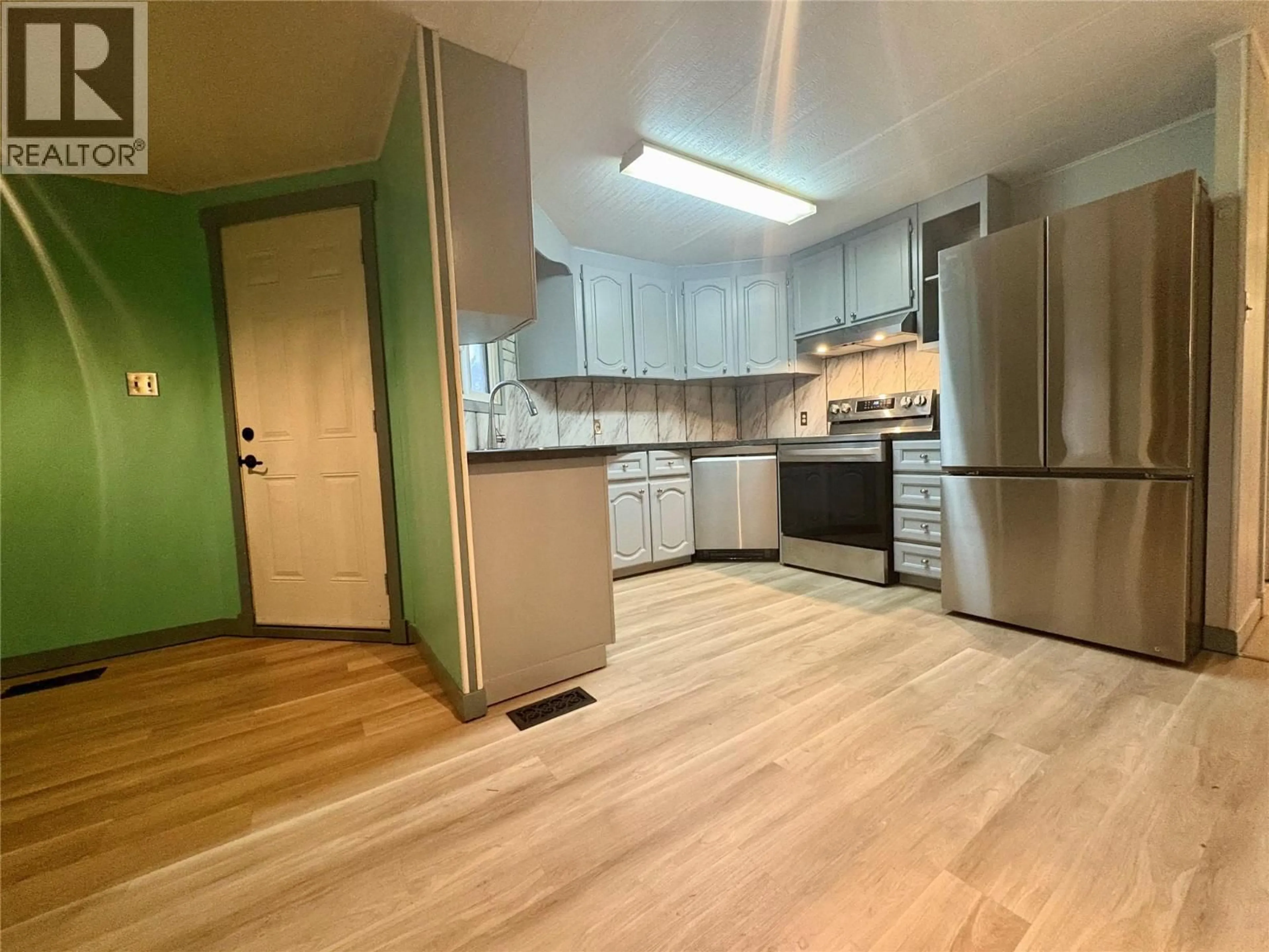 Standard kitchen, wood/laminate floor for 23 - 1929 97 HIGHWAY SOUTH, West Kelowna British Columbia V1Z2Z1