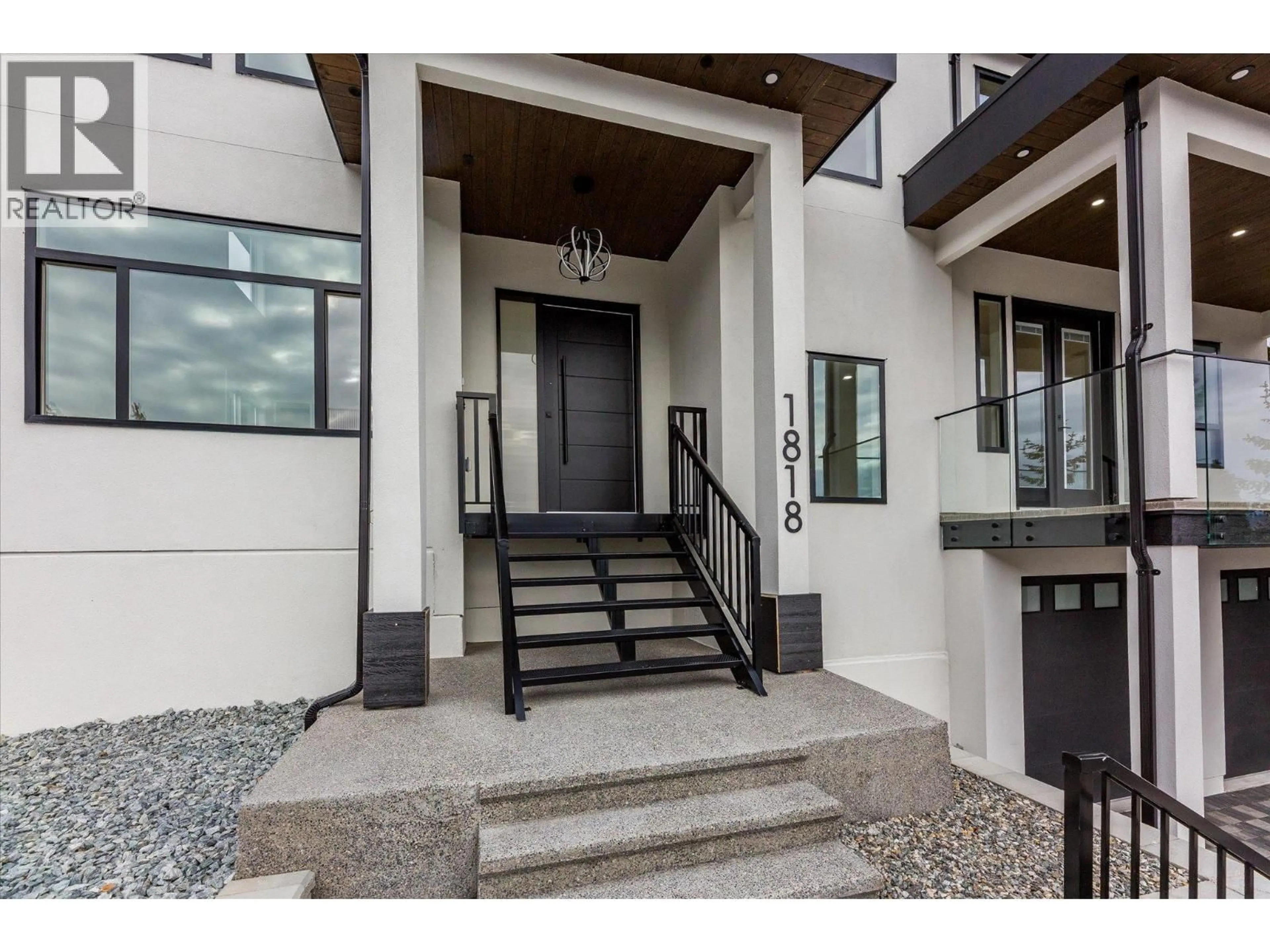 Indoor entryway for 1818 CROSBY ROAD, Kelowna British Columbia V1V1T4