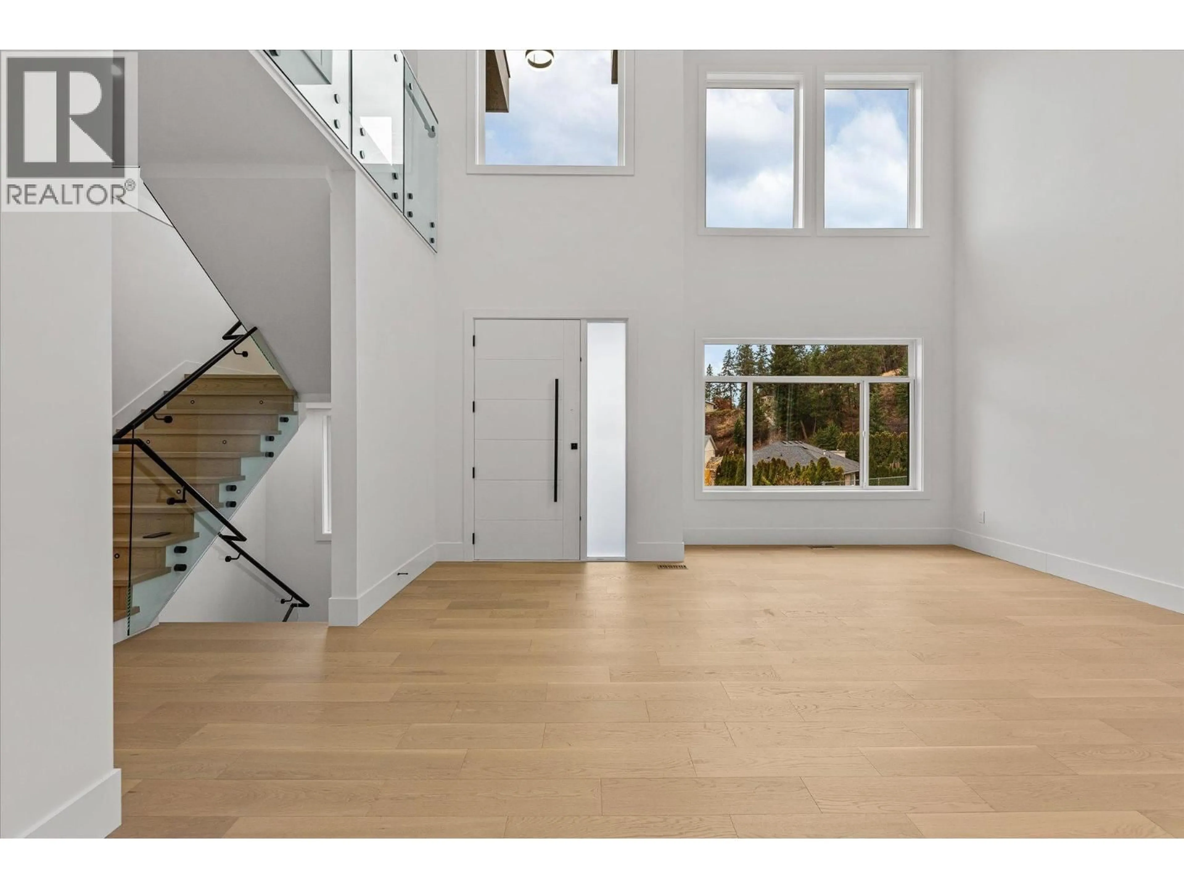 Indoor foyer for 1818 CROSBY ROAD, Kelowna British Columbia V1V1T4