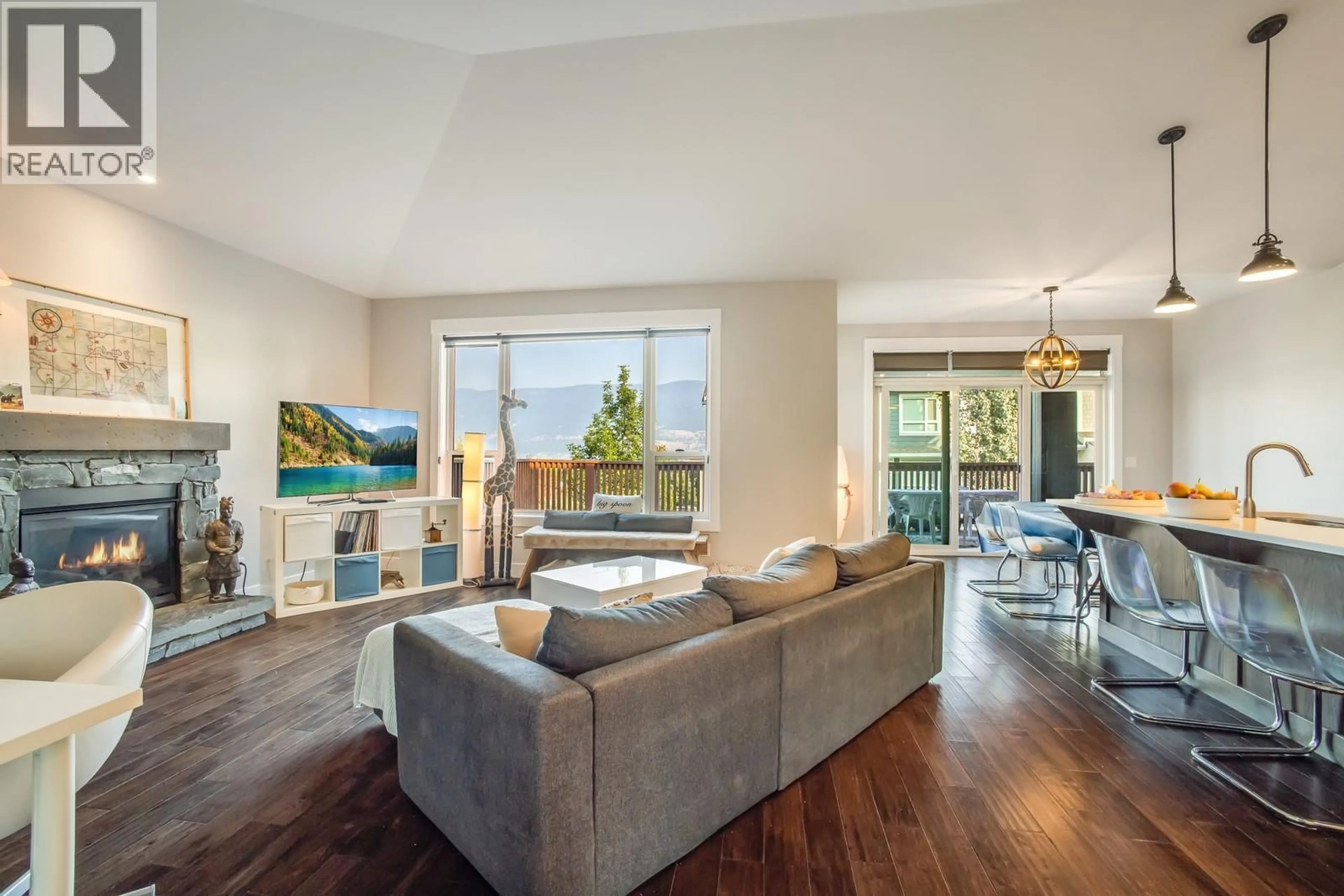 Living room with furniture, wood/laminate floor for 13093 SHORELINE DRIVE, Lake Country British Columbia V4V2N8