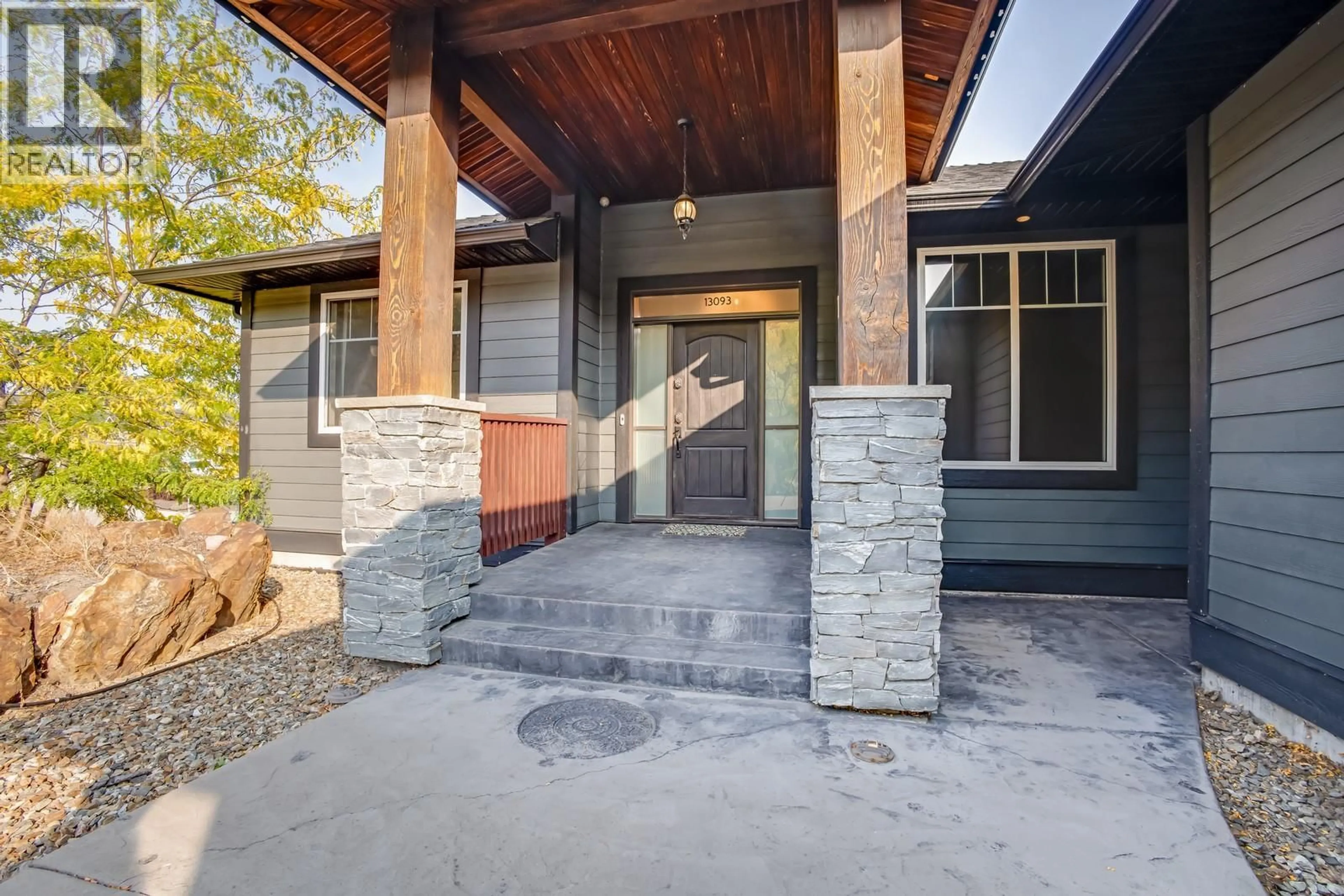 Indoor entryway for 13093 SHORELINE DRIVE, Lake Country British Columbia V4V2N8