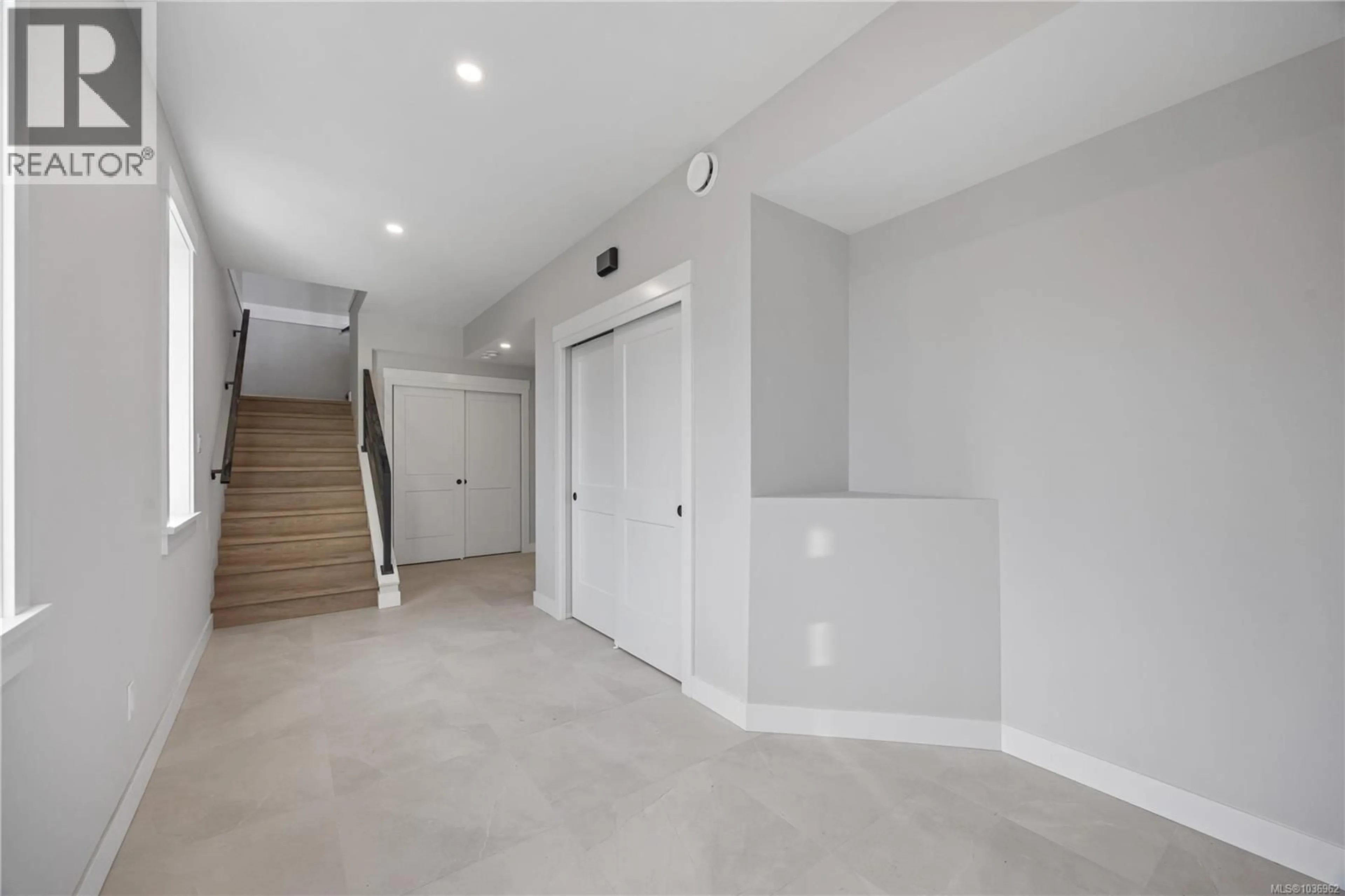 Indoor foyer for 145 MARINA VIEW DRIVE, Ladysmith British Columbia V9G0C5