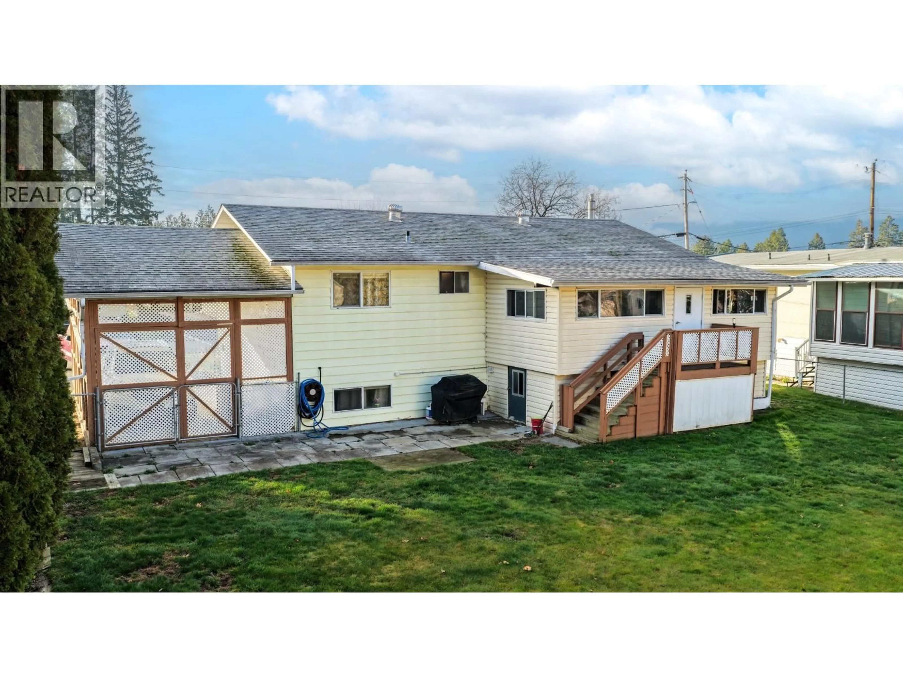 A pic from outside/outdoor area/front of a property/back of a property/a pic from drone, building for 1106 BIRCH STREET, Creston British Columbia V0B1G3