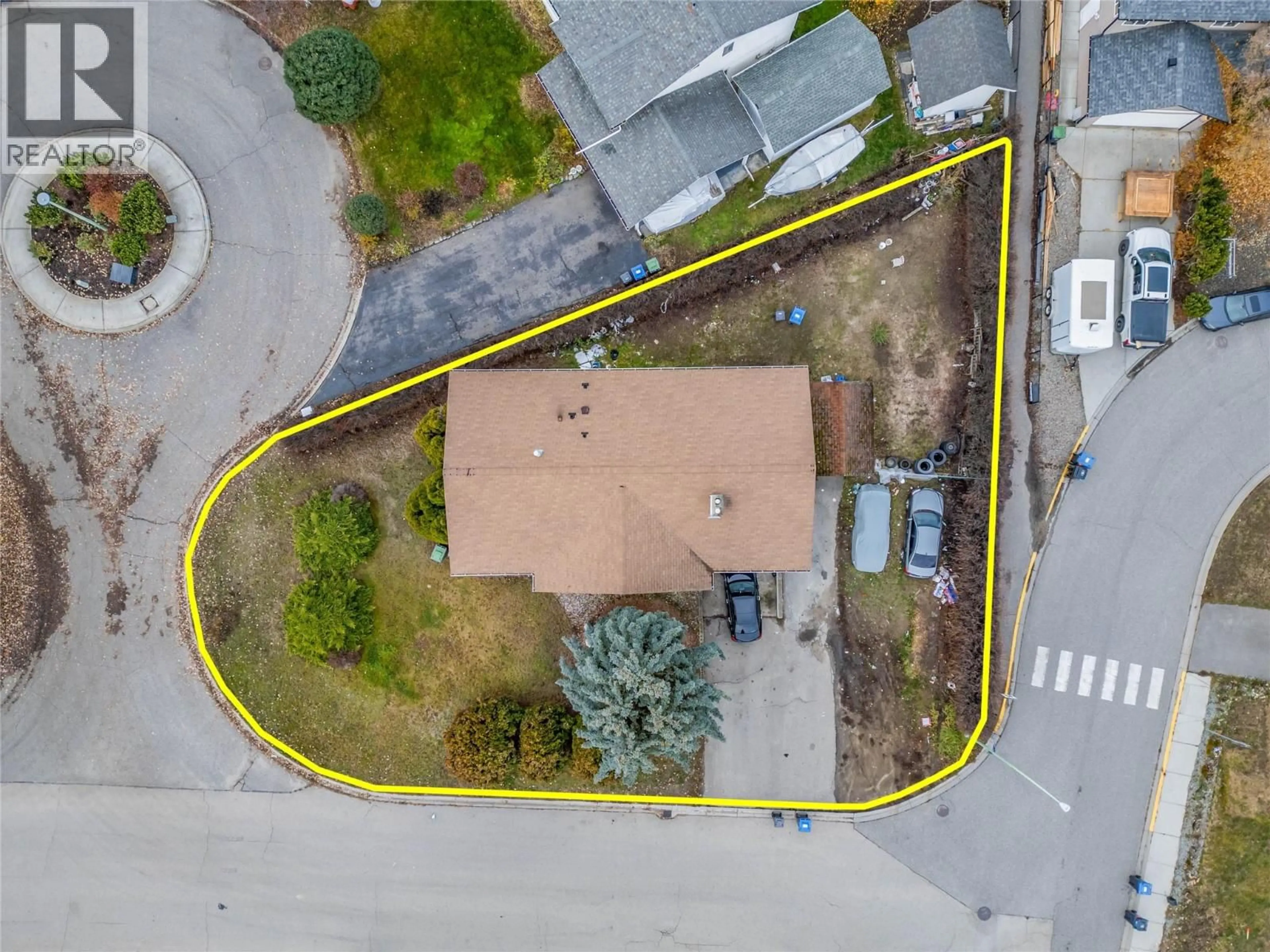 A pic from outside/outdoor area/front of a property/back of a property/a pic from drone, street for 758 JOSSELYN COURT, Kelowna British Columbia V1X6A4