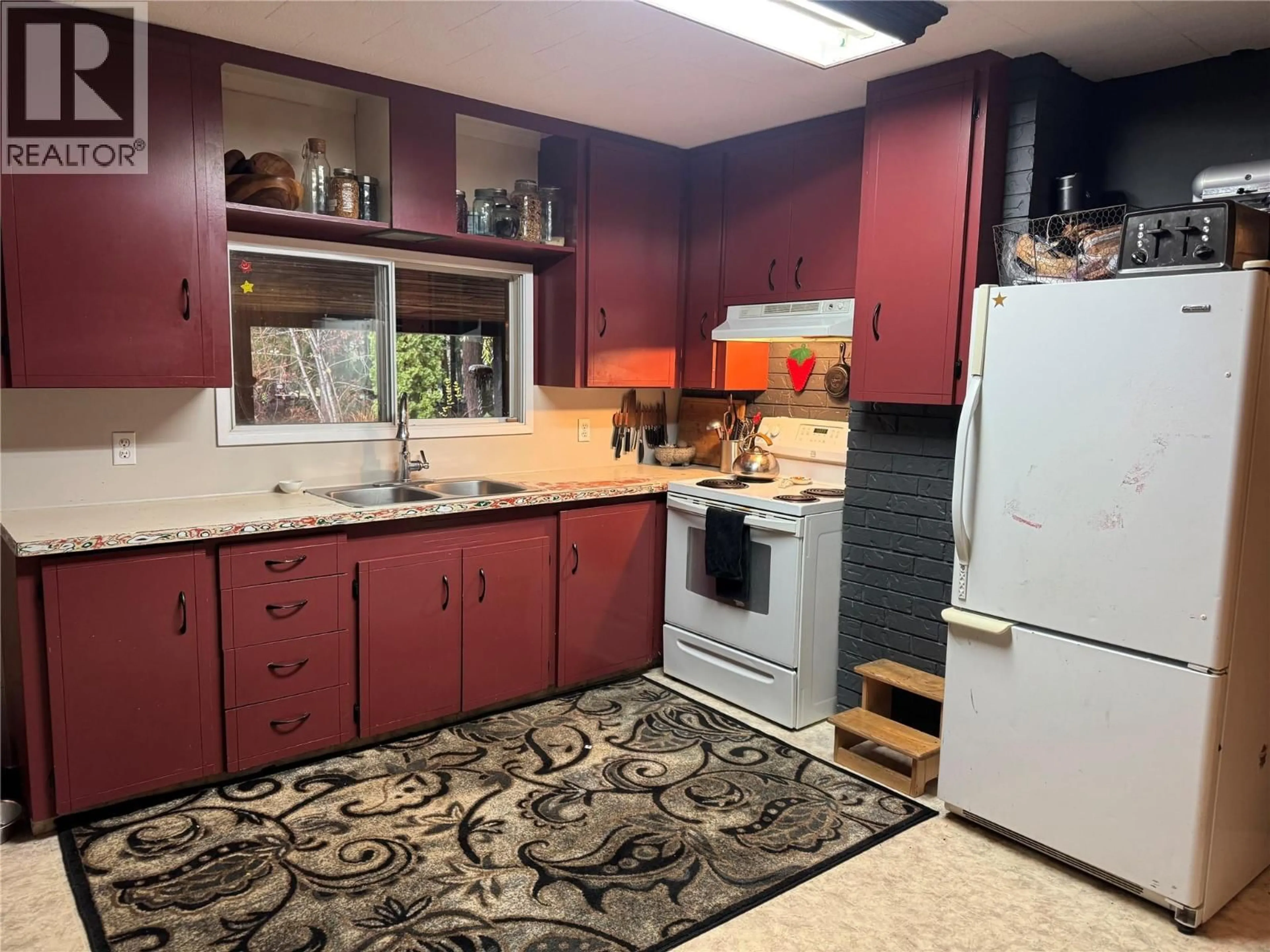 Standard kitchen, ceramic/tile floor for 1059 TAPPEN VALLEY ROAD, Tappen British Columbia V0E2X3