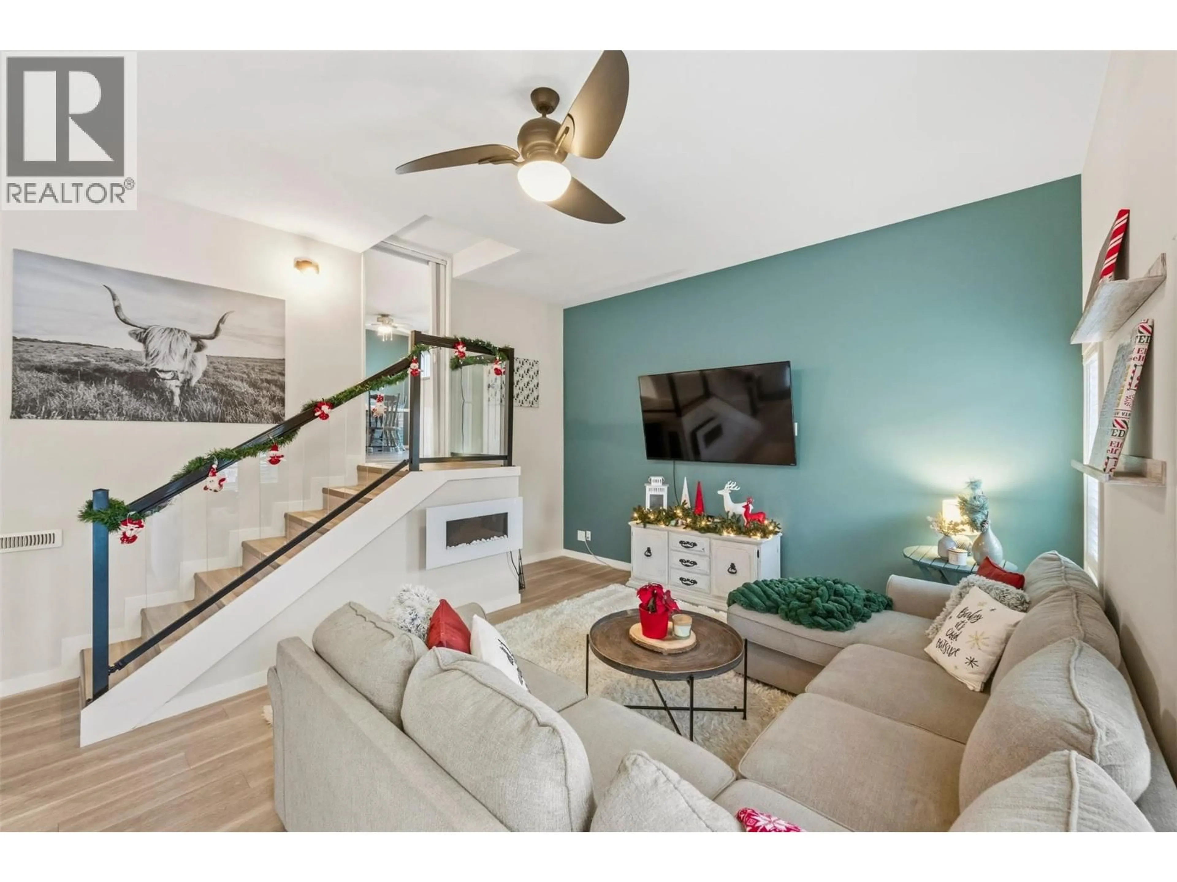 Living room with furniture, unknown for 98 DAUPHIN AVENUE, Penticton British Columbia V2A6V8