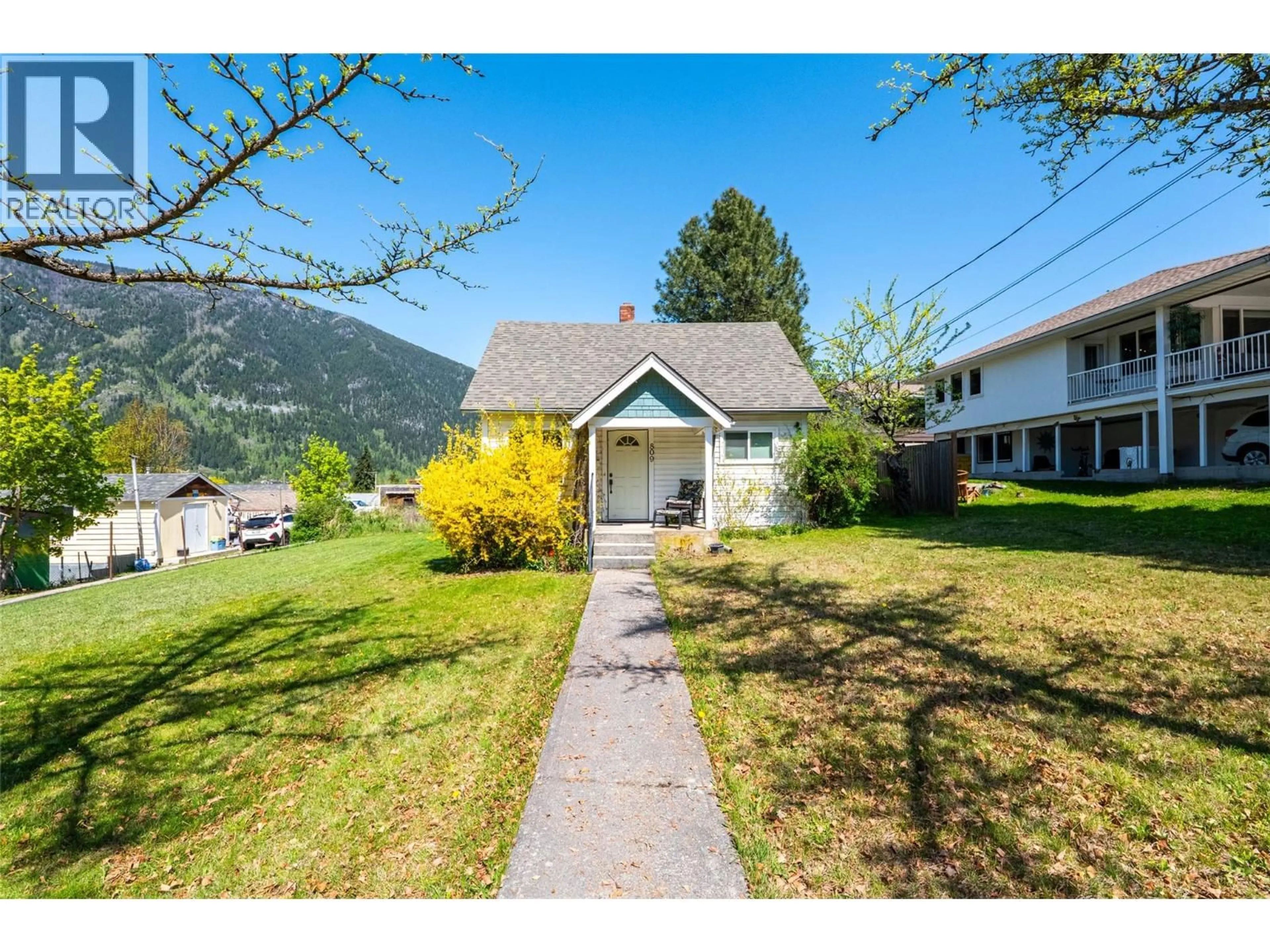 A pic from outside/outdoor area/front of a property/back of a property/a pic from drone, mountain view for 809 DAVIES STREET, Nelson British Columbia V1L3T6