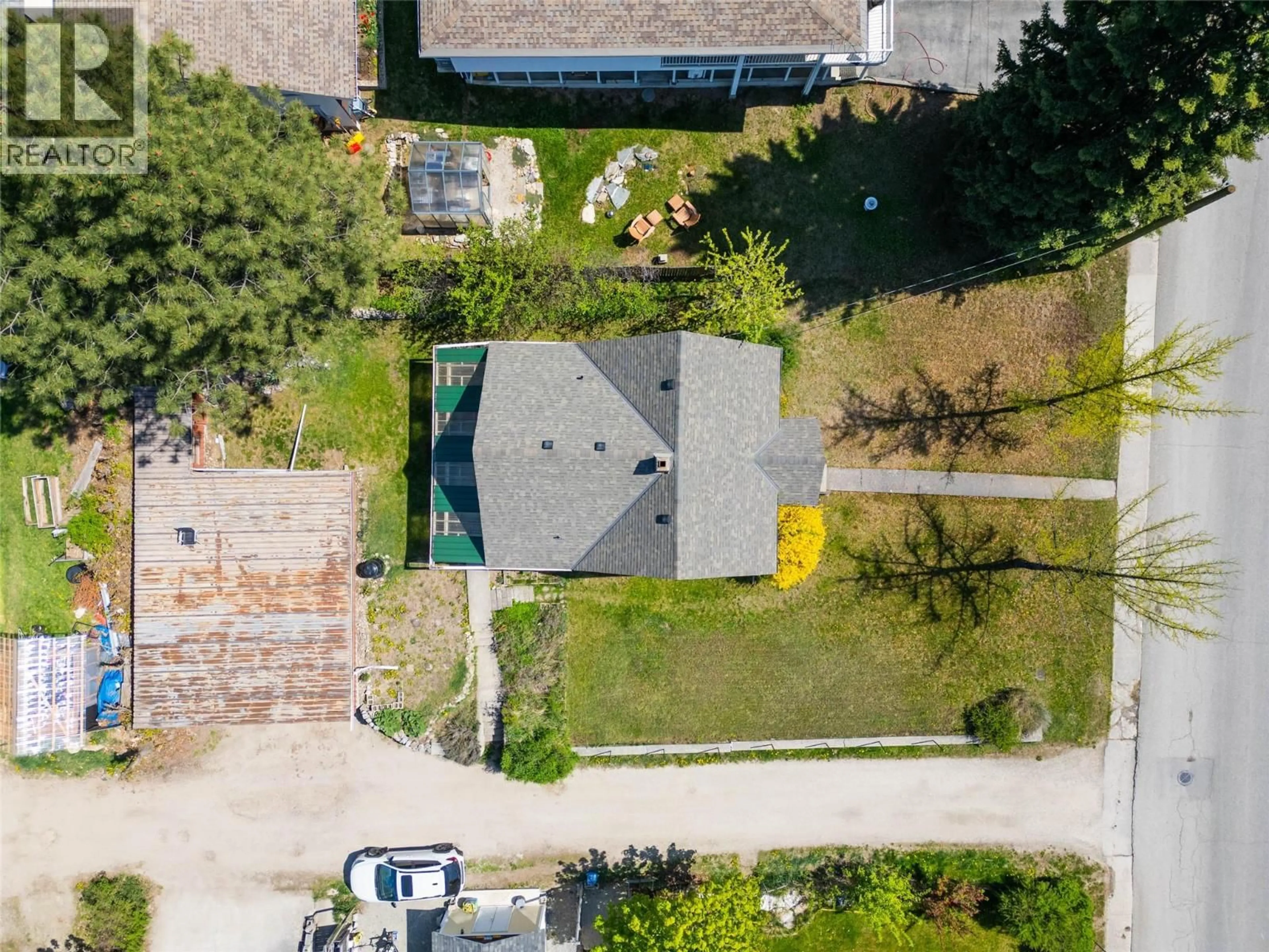 A pic from outside/outdoor area/front of a property/back of a property/a pic from drone, street for 809 DAVIES STREET, Nelson British Columbia V1L3T6