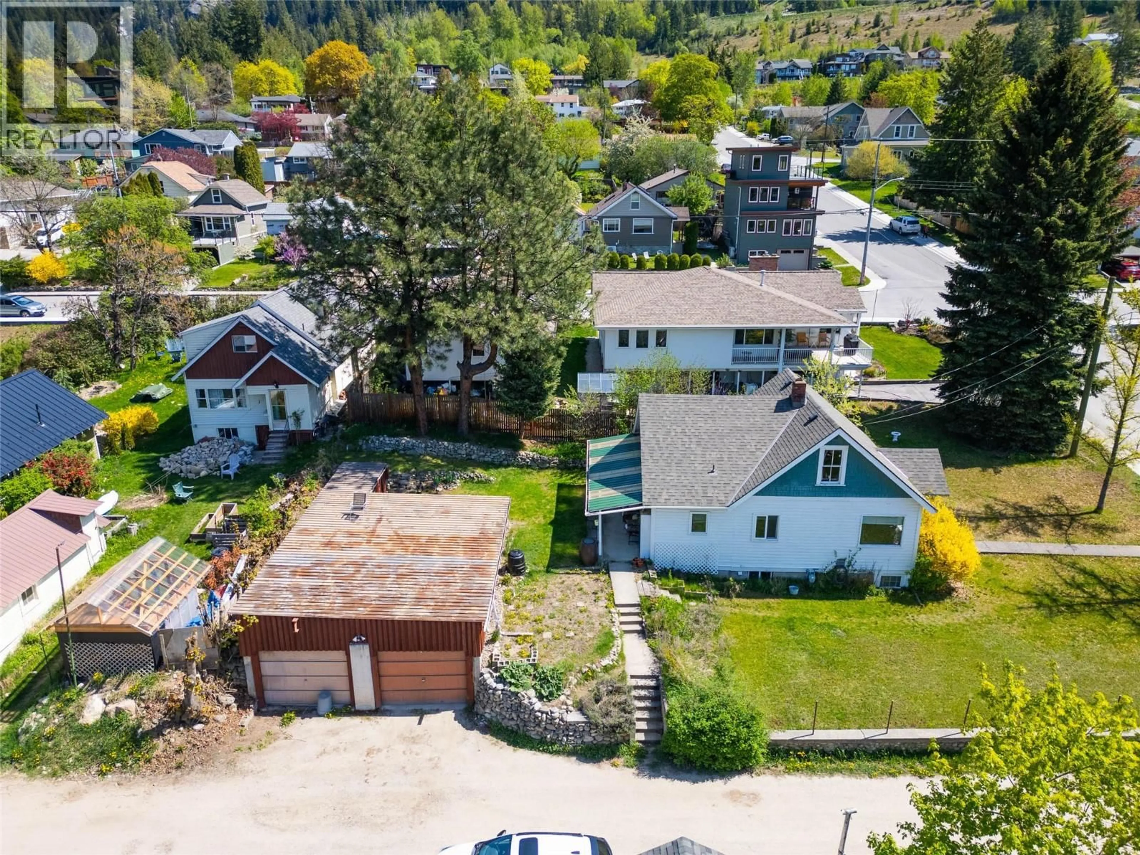 A pic from outside/outdoor area/front of a property/back of a property/a pic from drone, mountain view for 809 DAVIES STREET, Nelson British Columbia V1L3T6