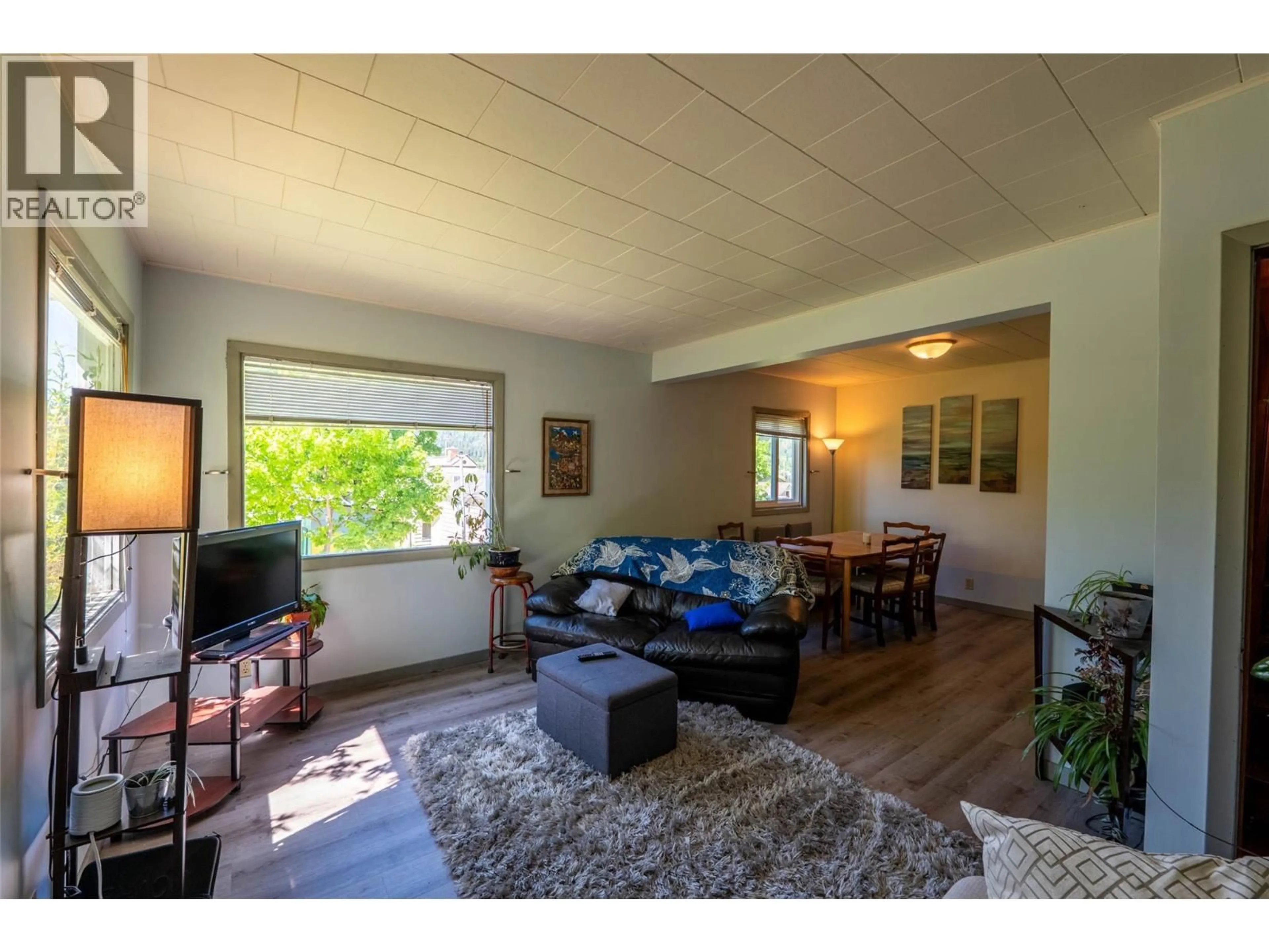 Living room with furniture, wood/laminate floor for 809 DAVIES STREET, Nelson British Columbia V1L3T6