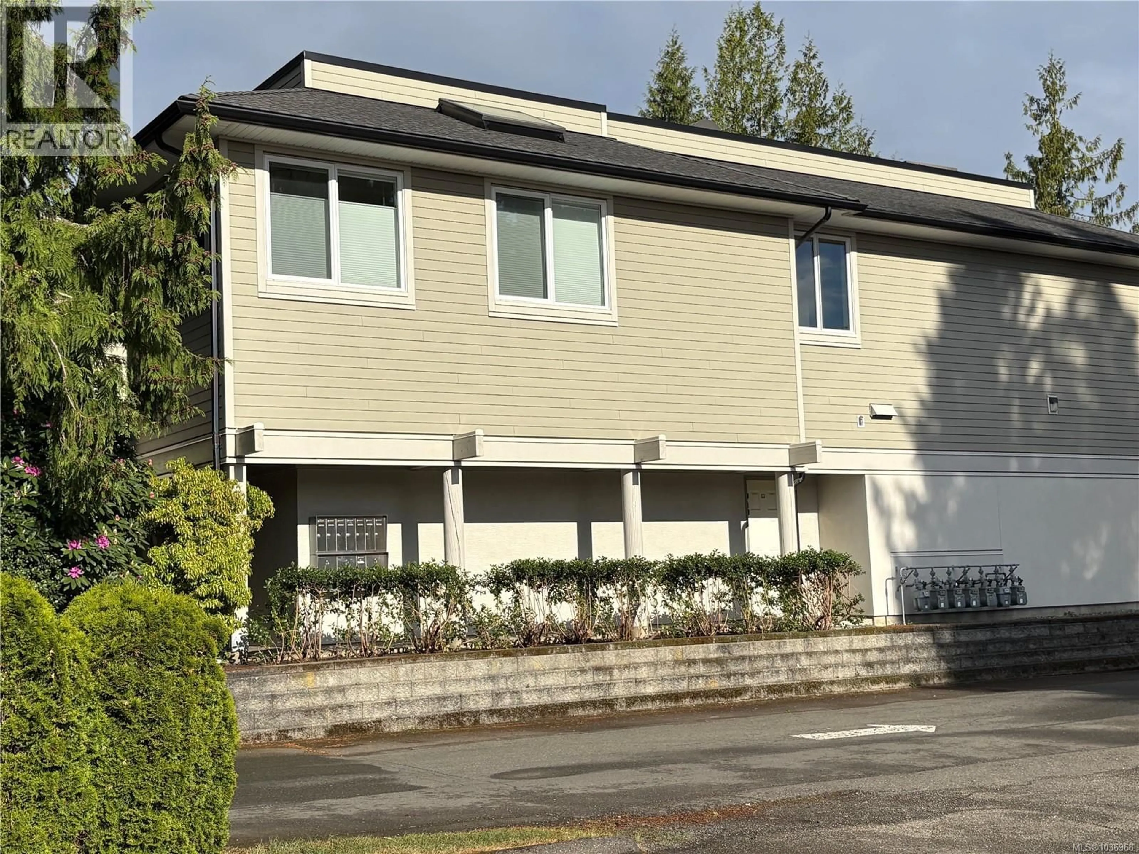 Home with vinyl exterior material, building for 7 - 219 FERN ROAD WEST, Qualicum Beach British Columbia V9K2M2