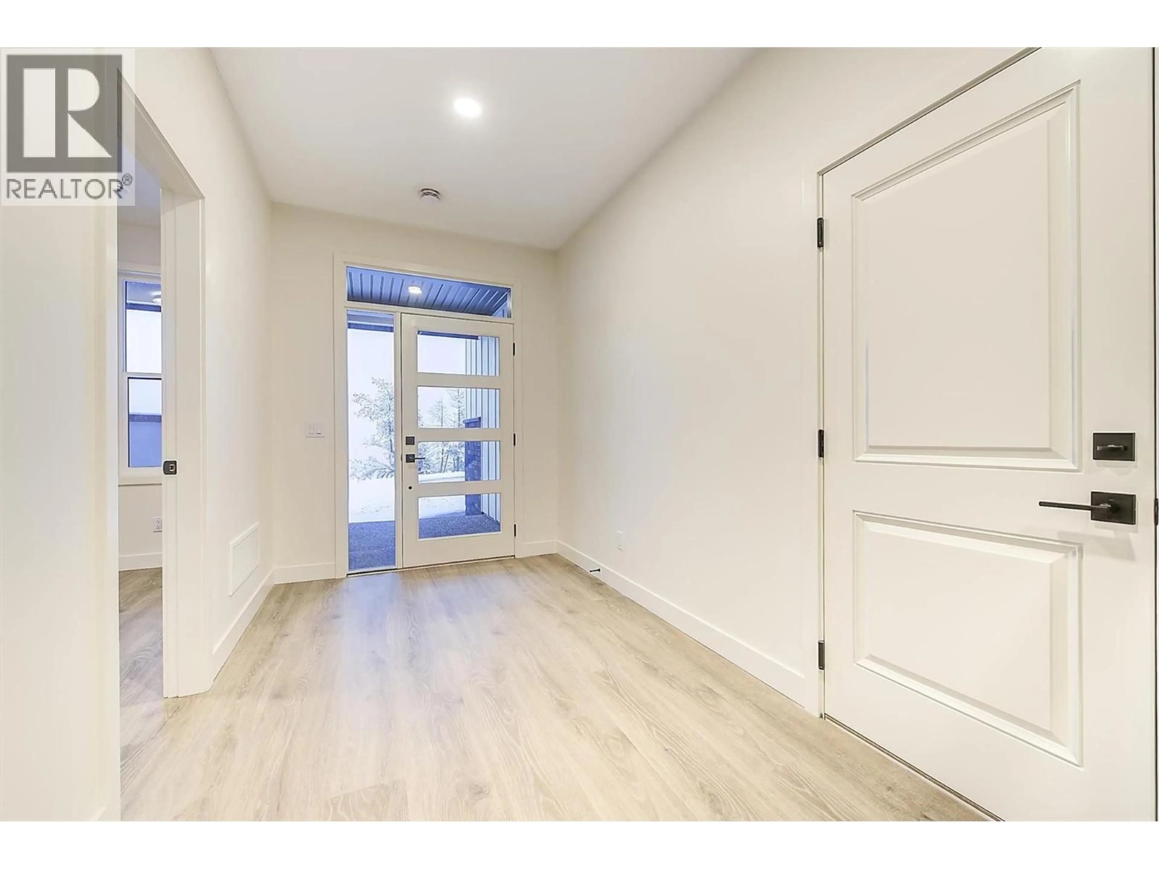 Indoor entryway for 2115 MONTENEGRO DRIVE, Kelowna British Columbia V1P0B2