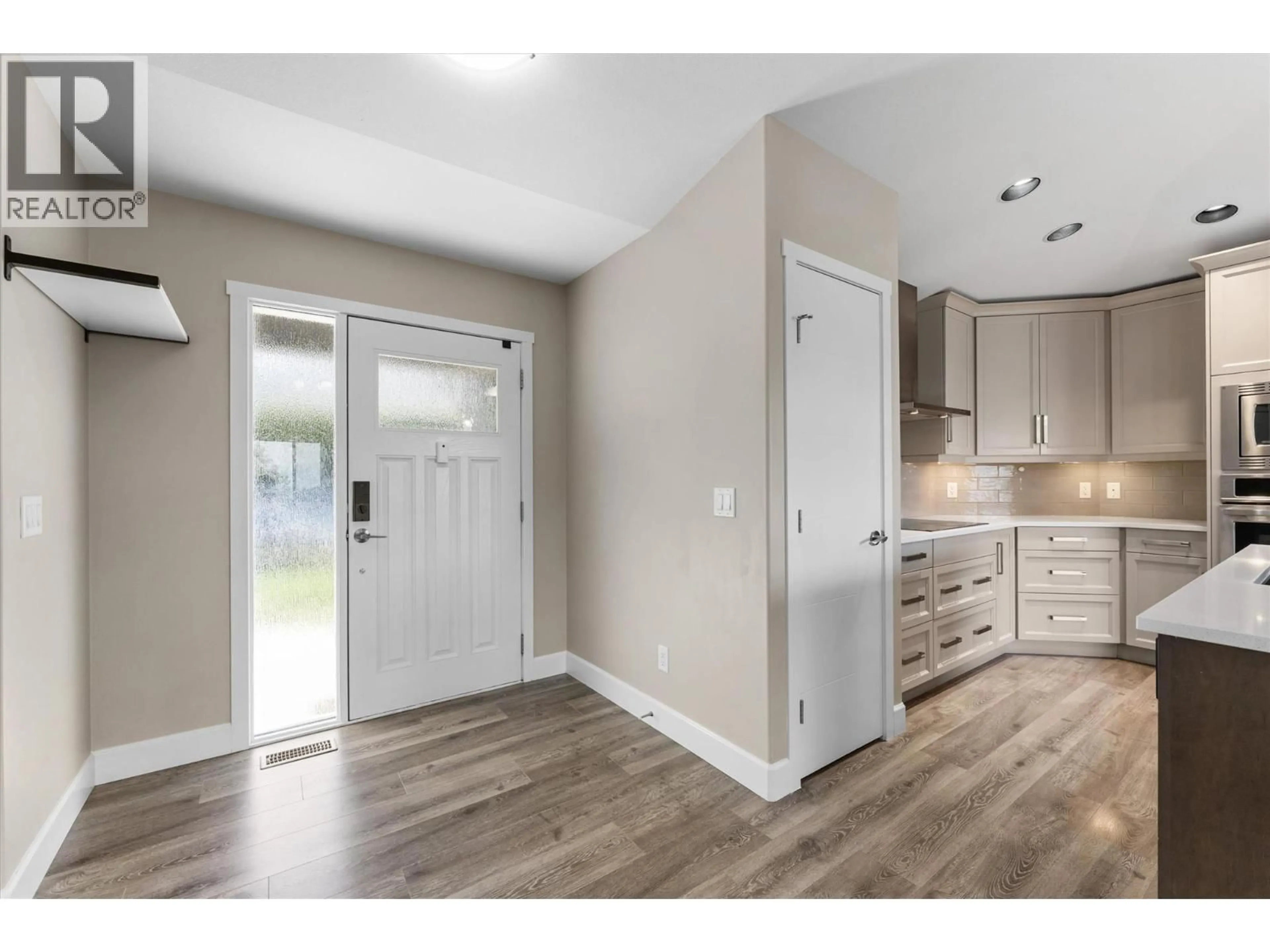 Indoor entryway for 5 - 1342 SHAUNNA ROAD, Kelowna British Columbia V1P1P8