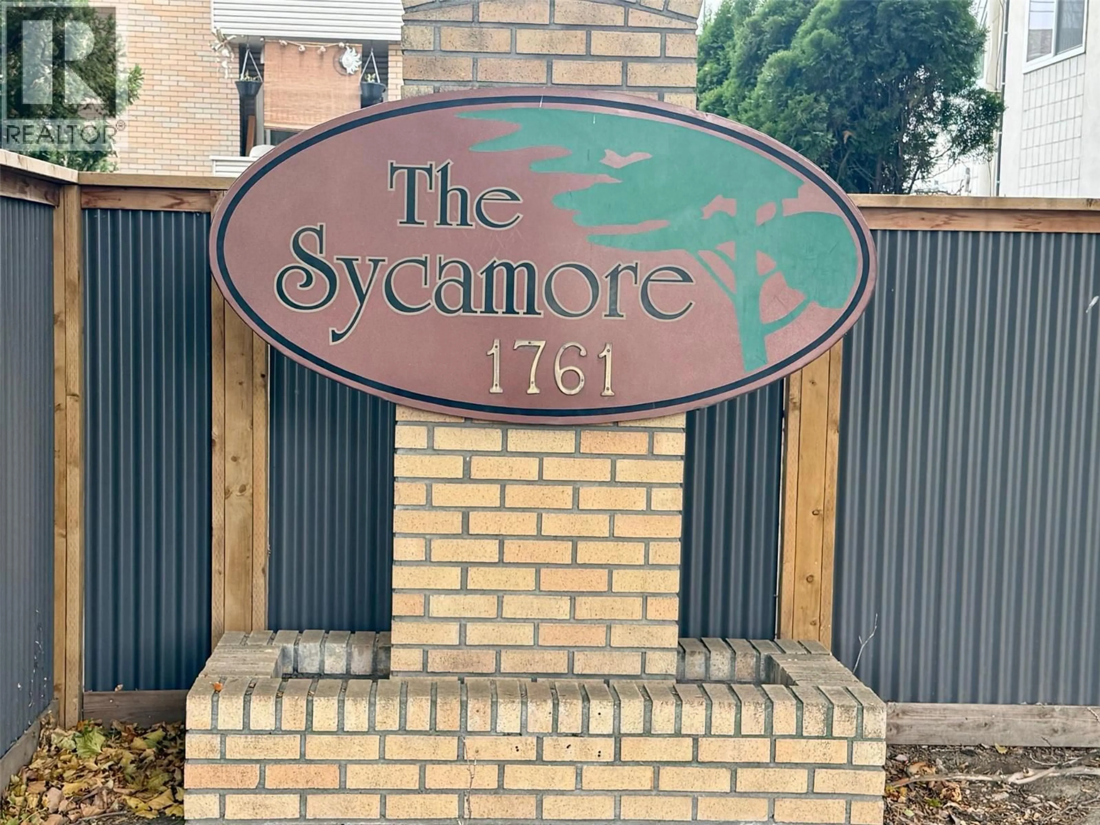 Indoor foyer for 303 - 1761 PANDOSY STREET, Kelowna British Columbia V1Y1R2