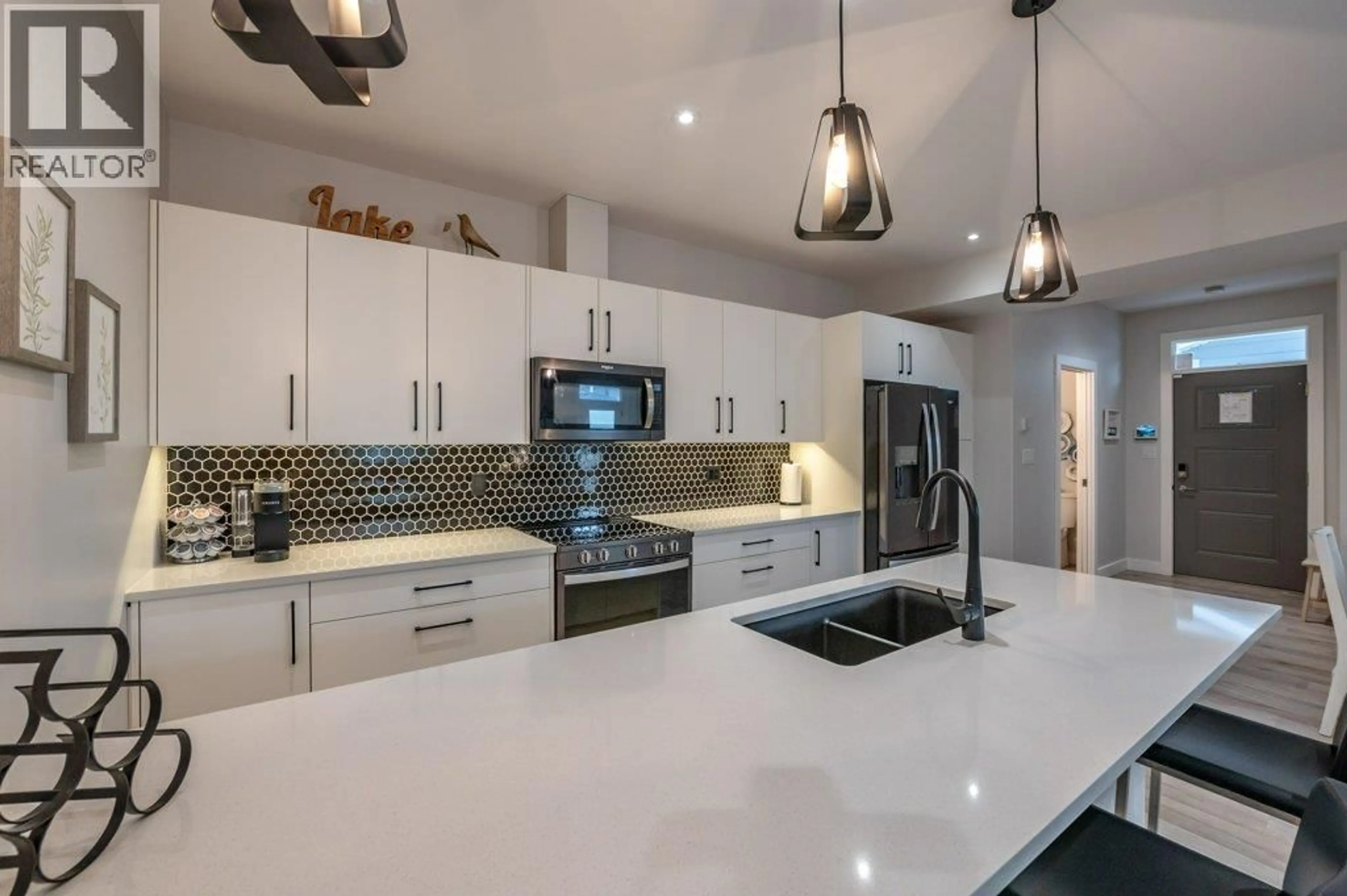 Contemporary kitchen, ceramic/tile floor for 102 - 535 WESTMINSTER AVENUE WEST, Penticton British Columbia V2A1K4