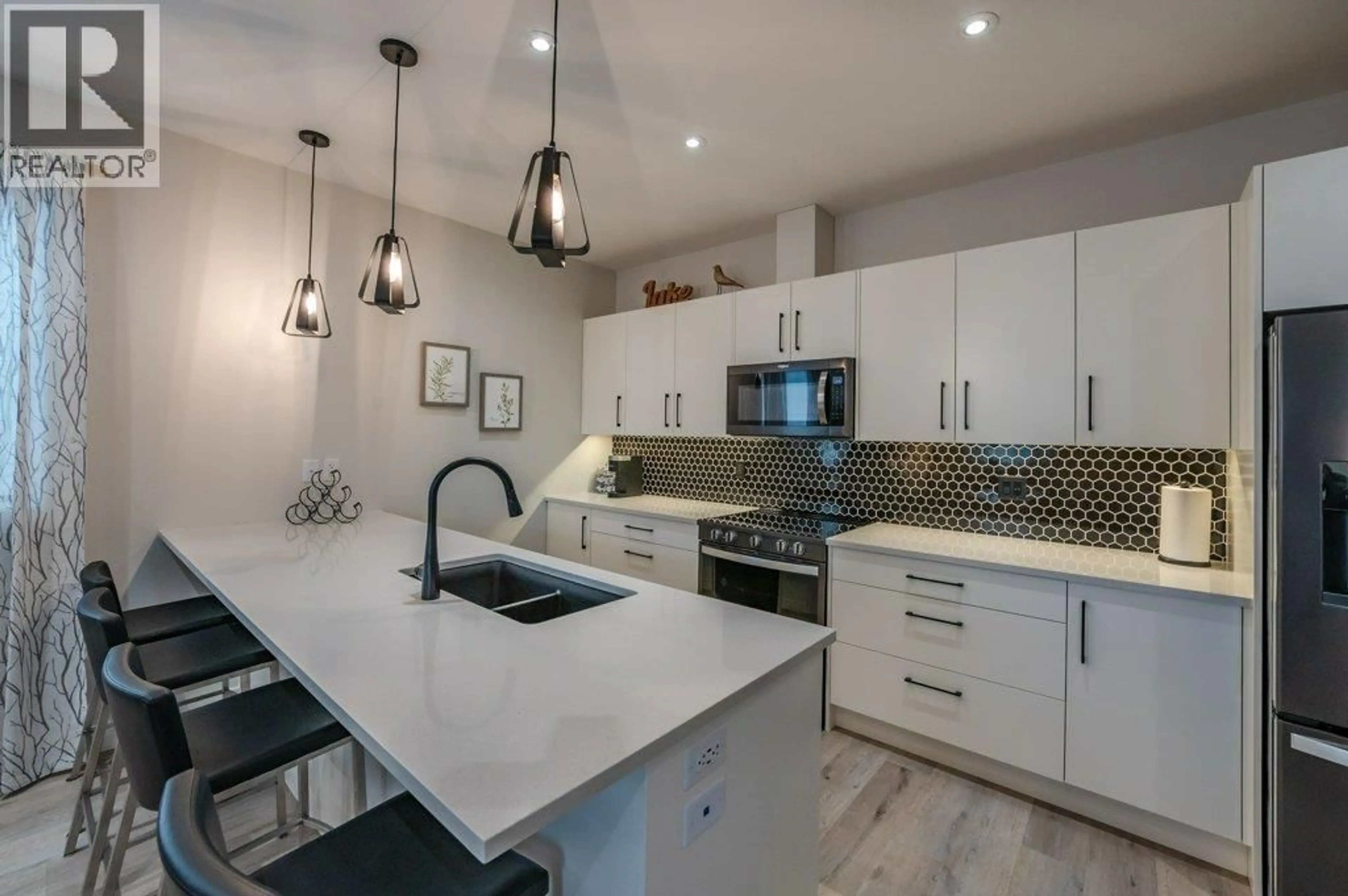 Open concept kitchen, ceramic/tile floor for 102 - 535 WESTMINSTER AVENUE WEST, Penticton British Columbia V2A1K4