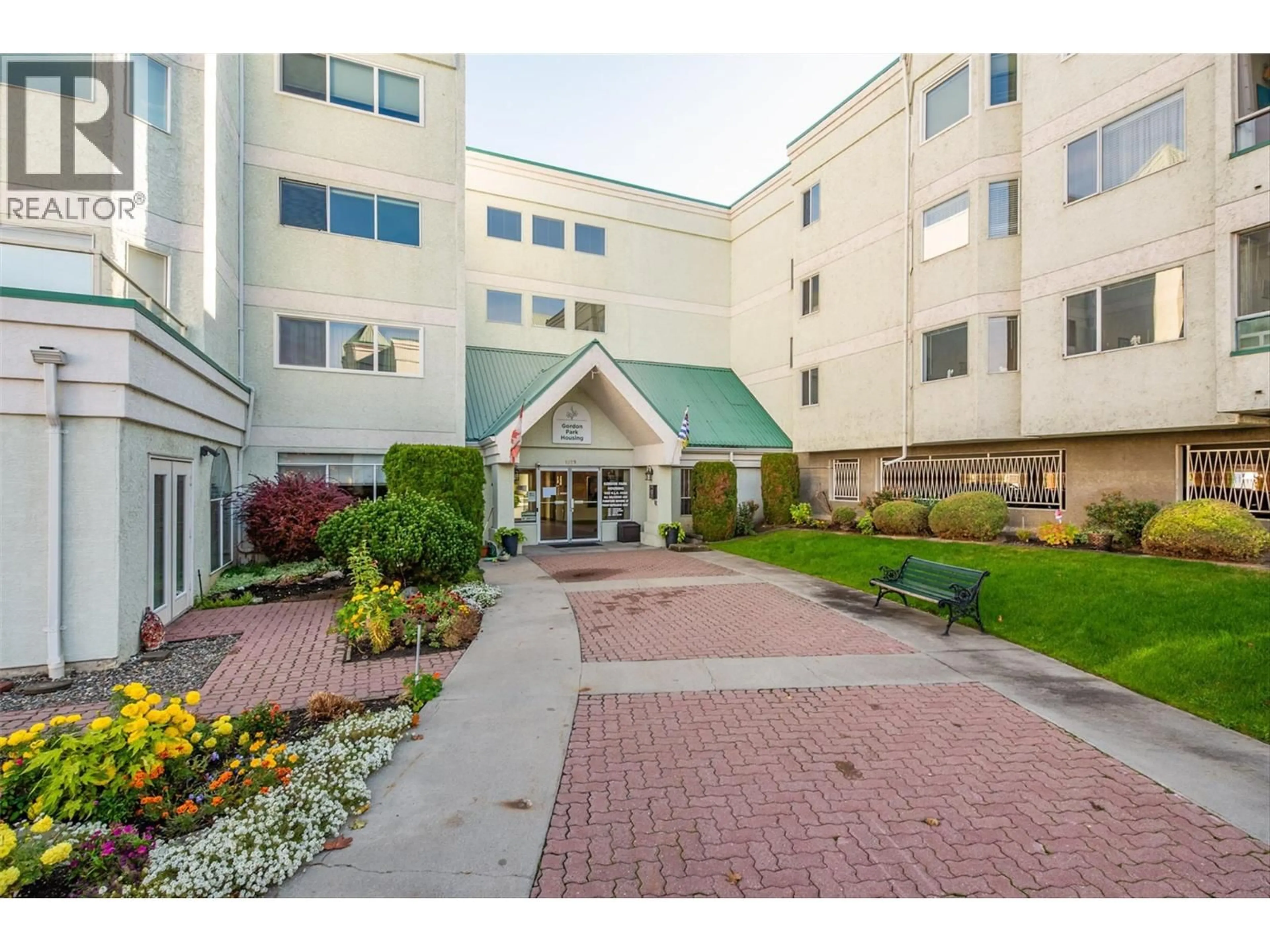 Indoor foyer for 106 - 1329 KLO ROAD, Kelowna British Columbia V1W3N9