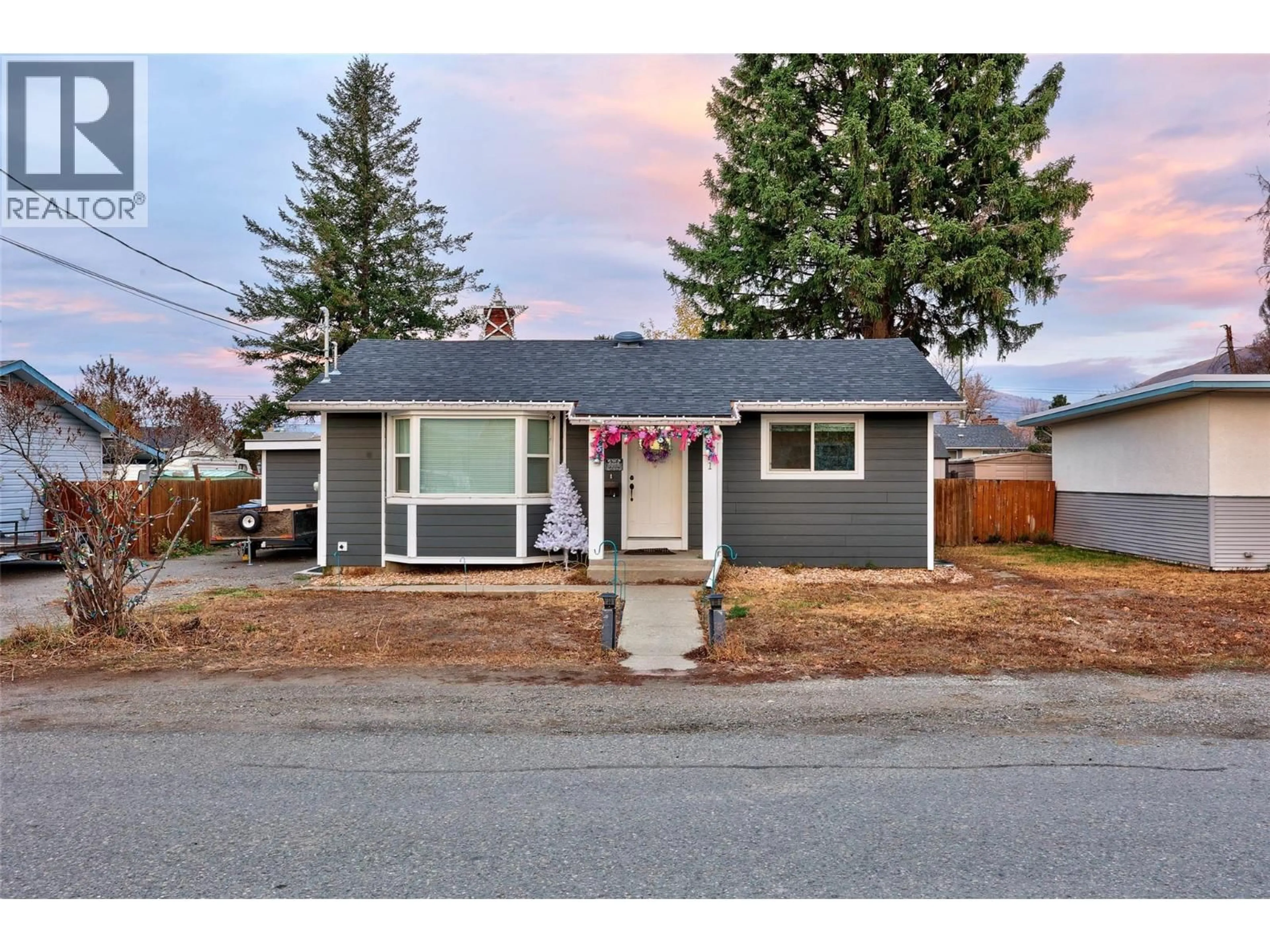 Home with vinyl exterior material, street for 221 FAIRVIEW AVENUE, Kamloops British Columbia V2B1E8