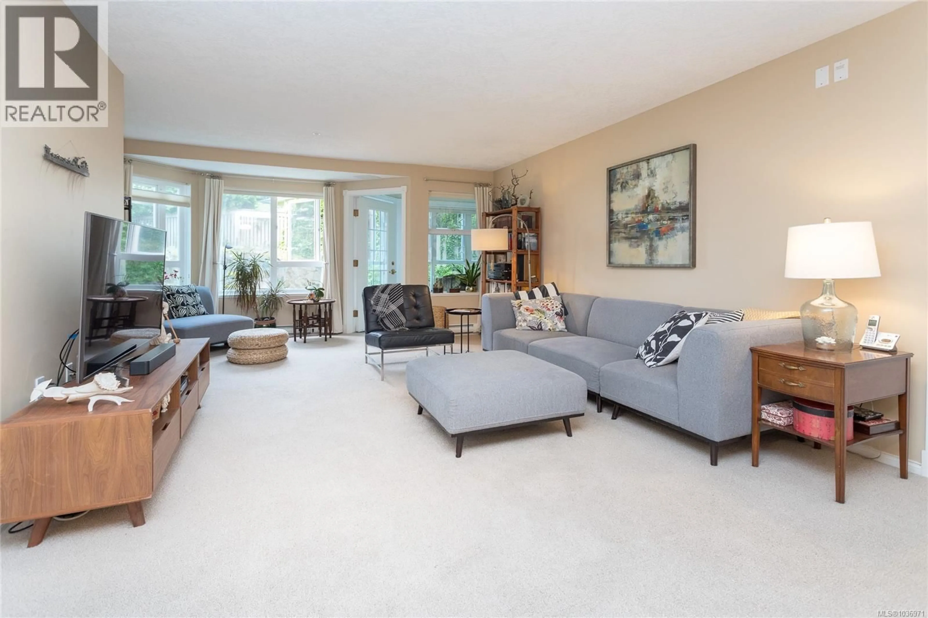 Living room with furniture, unknown for 313 - 1521 CHURCH AVENUE, Saanich British Columbia V8P5T7