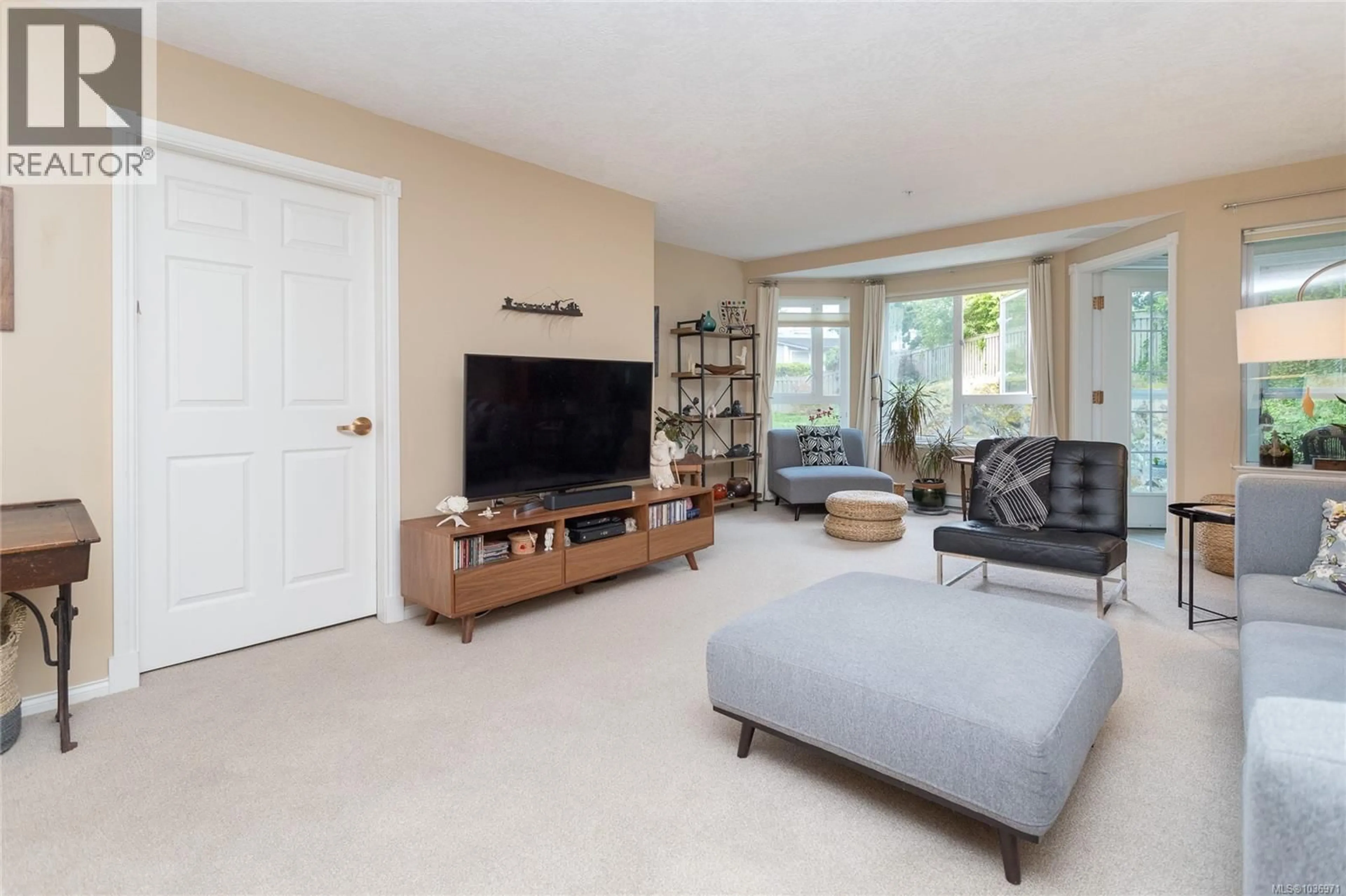 Living room with furniture, unknown for 313 - 1521 CHURCH AVENUE, Saanich British Columbia V8P5T7
