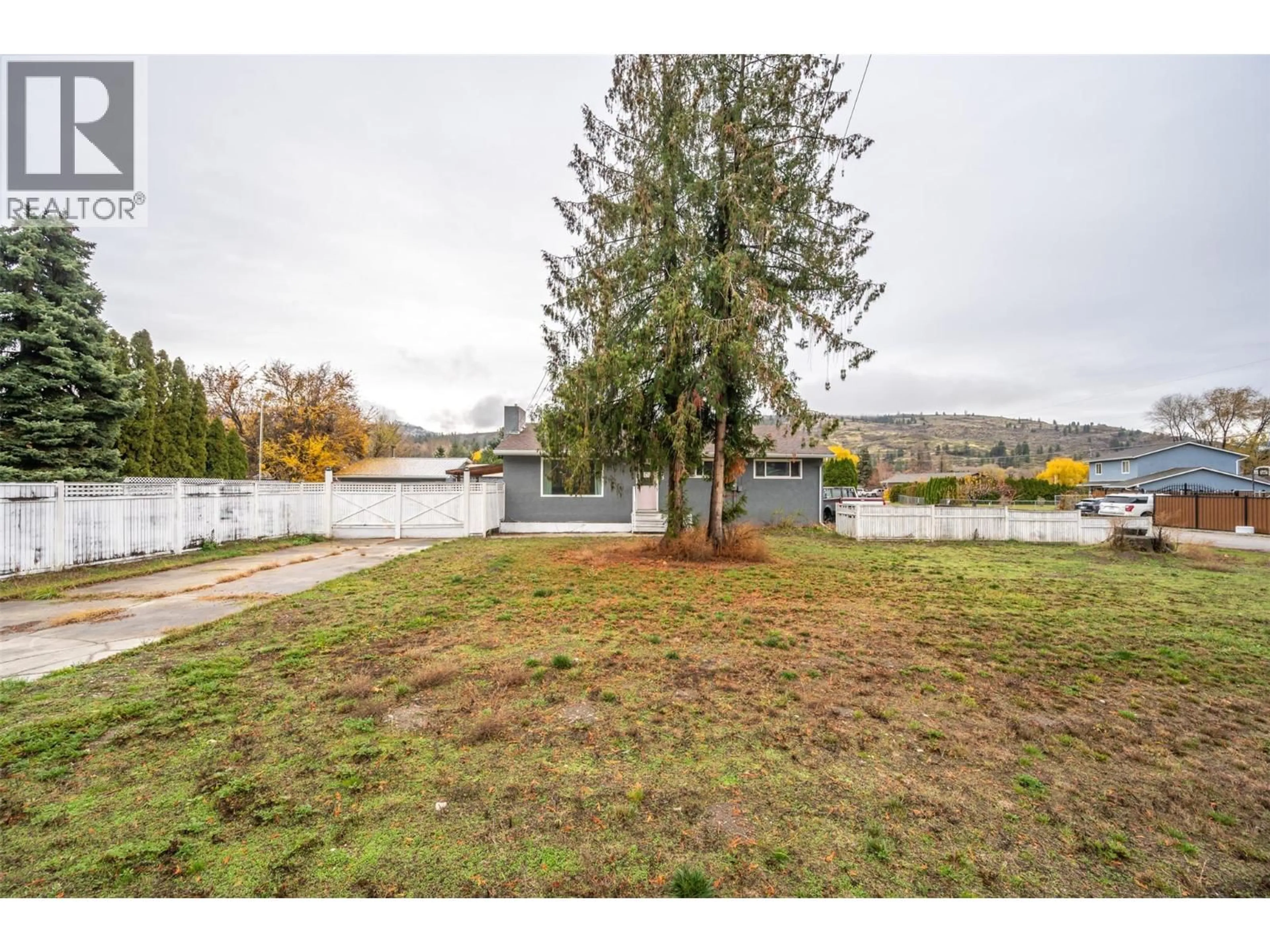 A pic from outside/outdoor area/front of a property/back of a property/a pic from drone, water/lake/river/ocean view for 225 CIRCLE DRIVE, Oliver British Columbia V0H1T9
