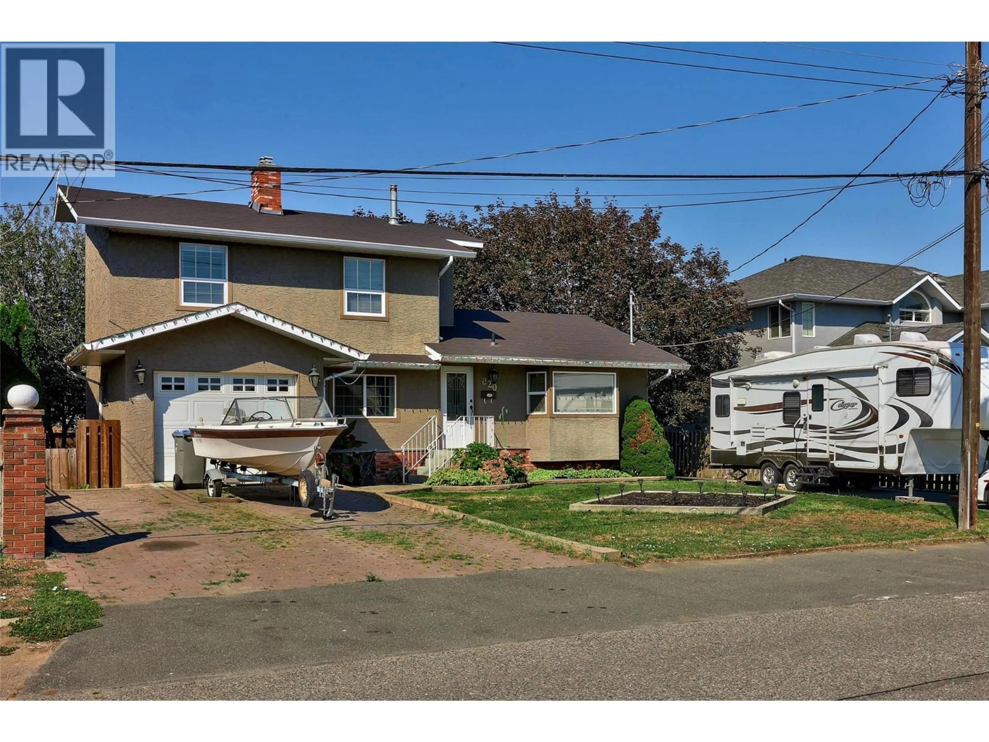 A pic from outside/outdoor area/front of a property/back of a property/a pic from drone, street for 820 OLLEK STREET, Kamloops British Columbia V2B5A9