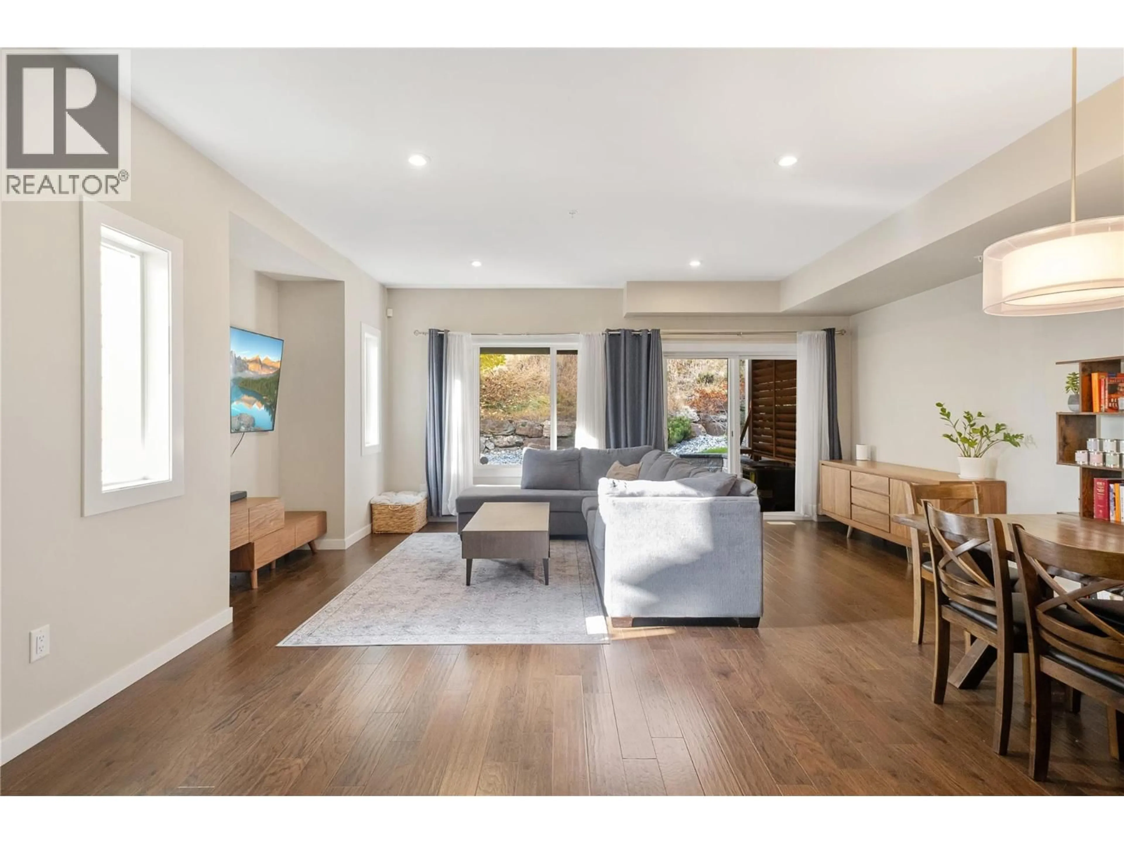Living room with furniture, wood/laminate floor for 87 - 600 BOYNTON PLACE, Kelowna British Columbia V1V3B8