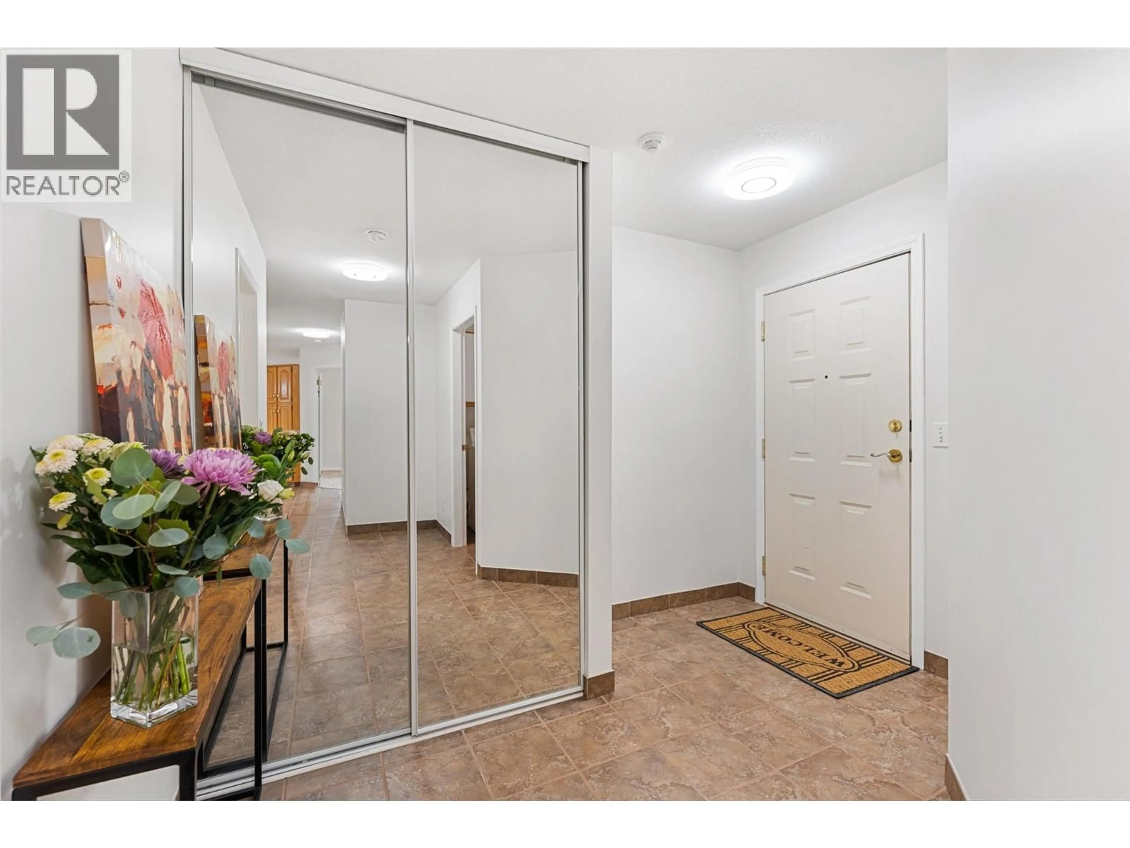 Indoor entryway for 210 - 1055 LAWRENCE AVENUE, Kelowna British Columbia V1Y6M3