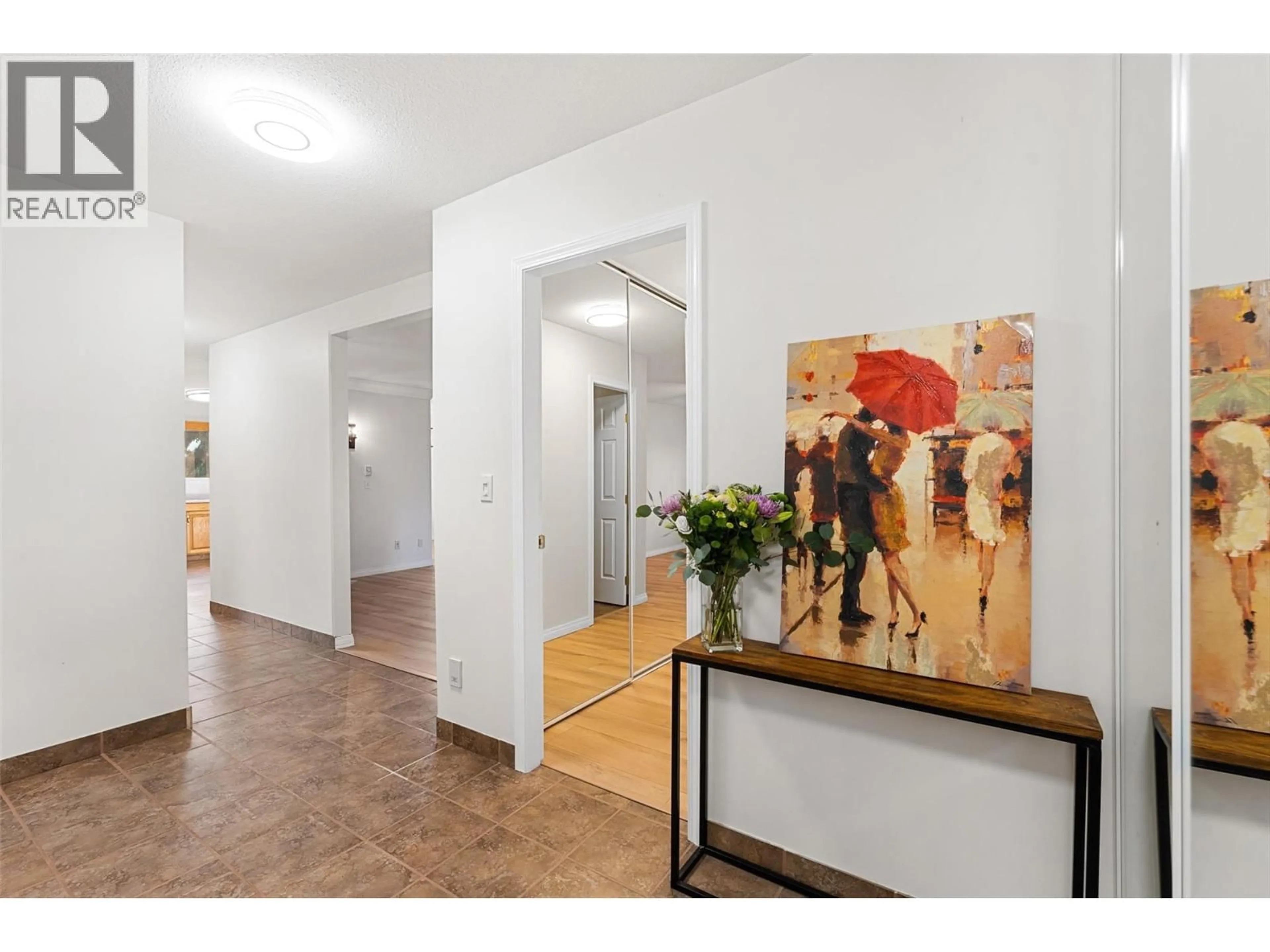 Indoor entryway for 210 - 1055 LAWRENCE AVENUE, Kelowna British Columbia V1Y6M3