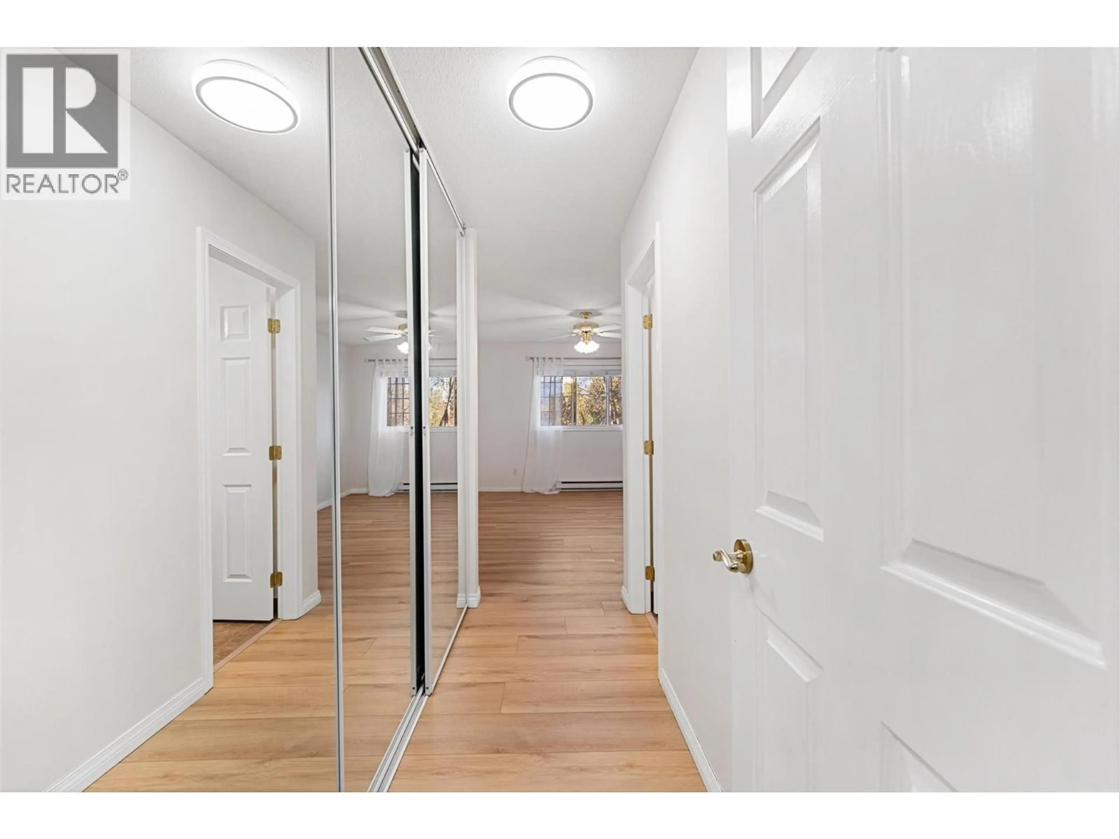 Indoor entryway for 210 - 1055 LAWRENCE AVENUE, Kelowna British Columbia V1Y6M3