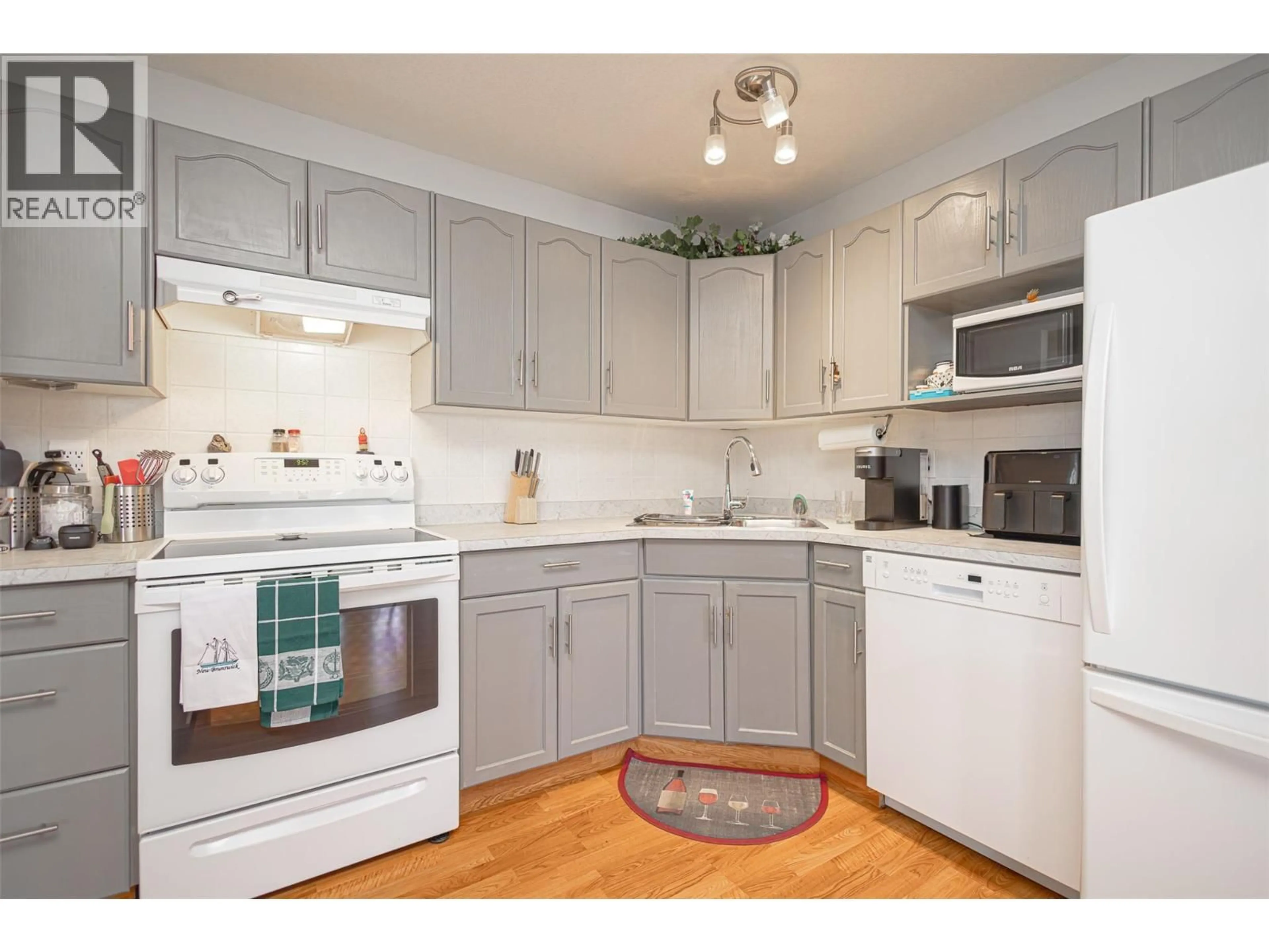 Standard kitchen, unknown for 101 - 102 VAN HORNE STREET, Penticton British Columbia V2A4K2